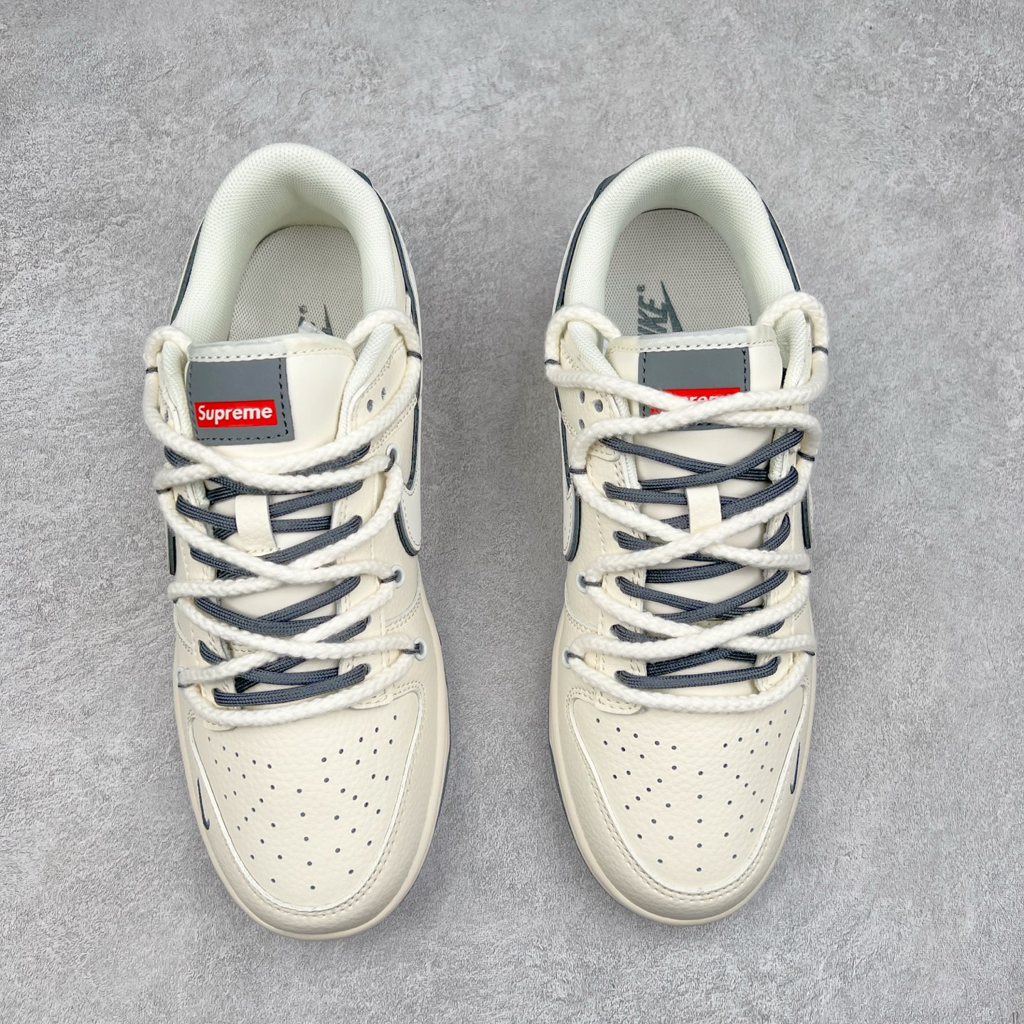 图片[2]-NK Dunk Low 定制配色 YX5066-258 大厂出品 极力推荐 原装头层材料 独家版型蒸餾加工帶來的是更好的视觉和脚感体验大厂纯原品质出货 清洁度 电绣工艺 皮料切割干净无任何毛边 细节完美 实拍调校N版已经零色差零失真 百分百还原实物色彩所见即所得 不存在货不对板色差等低级问题 选购参考实物拍摄 不混卖不参货 只用心做好货严格选品 承诺混一赔十 尺码：36 36.5 37.5 38 38.5 39 40 40.5 41 42 42.5 43 44 44.5 45-选品中心