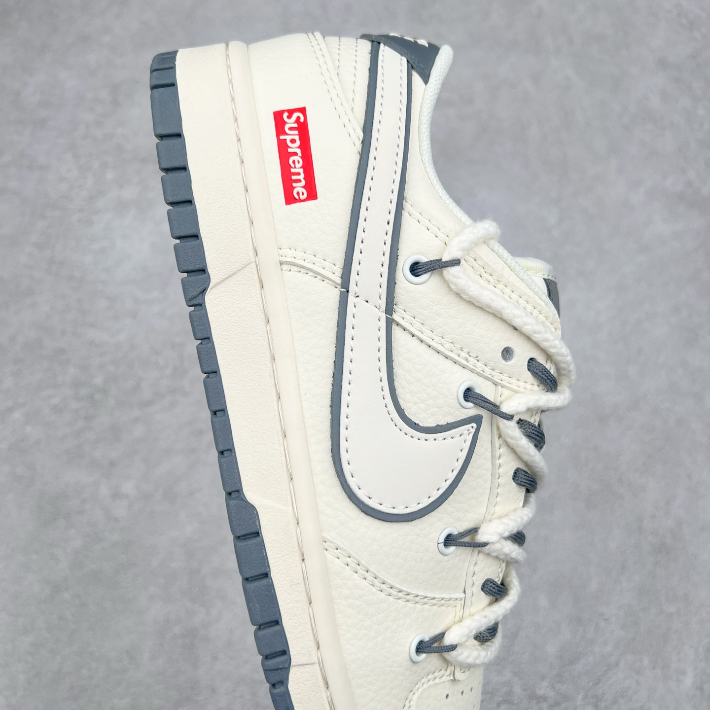 图片[6]-NK Dunk Low 定制配色 YX5066-258 大厂出品 极力推荐 原装头层材料 独家版型蒸餾加工帶來的是更好的视觉和脚感体验大厂纯原品质出货 清洁度 电绣工艺 皮料切割干净无任何毛边 细节完美 实拍调校N版已经零色差零失真 百分百还原实物色彩所见即所得 不存在货不对板色差等低级问题 选购参考实物拍摄 不混卖不参货 只用心做好货严格选品 承诺混一赔十 尺码：36 36.5 37.5 38 38.5 39 40 40.5 41 42 42.5 43 44 44.5 45-选品中心