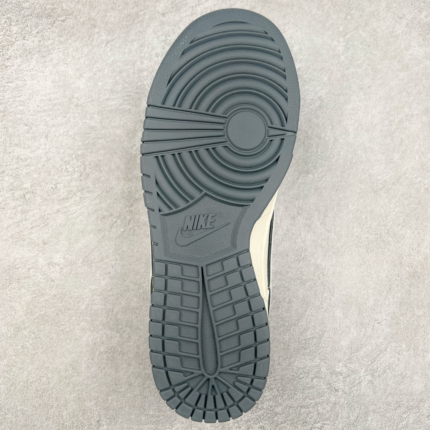 图片[9]-NK Dunk Low 定制配色 YX5066-258 大厂出品 极力推荐 原装头层材料 独家版型蒸餾加工帶來的是更好的视觉和脚感体验大厂纯原品质出货 清洁度 电绣工艺 皮料切割干净无任何毛边 细节完美 实拍调校N版已经零色差零失真 百分百还原实物色彩所见即所得 不存在货不对板色差等低级问题 选购参考实物拍摄 不混卖不参货 只用心做好货严格选品 承诺混一赔十 尺码：36 36.5 37.5 38 38.5 39 40 40.5 41 42 42.5 43 44 44.5 45-选品中心