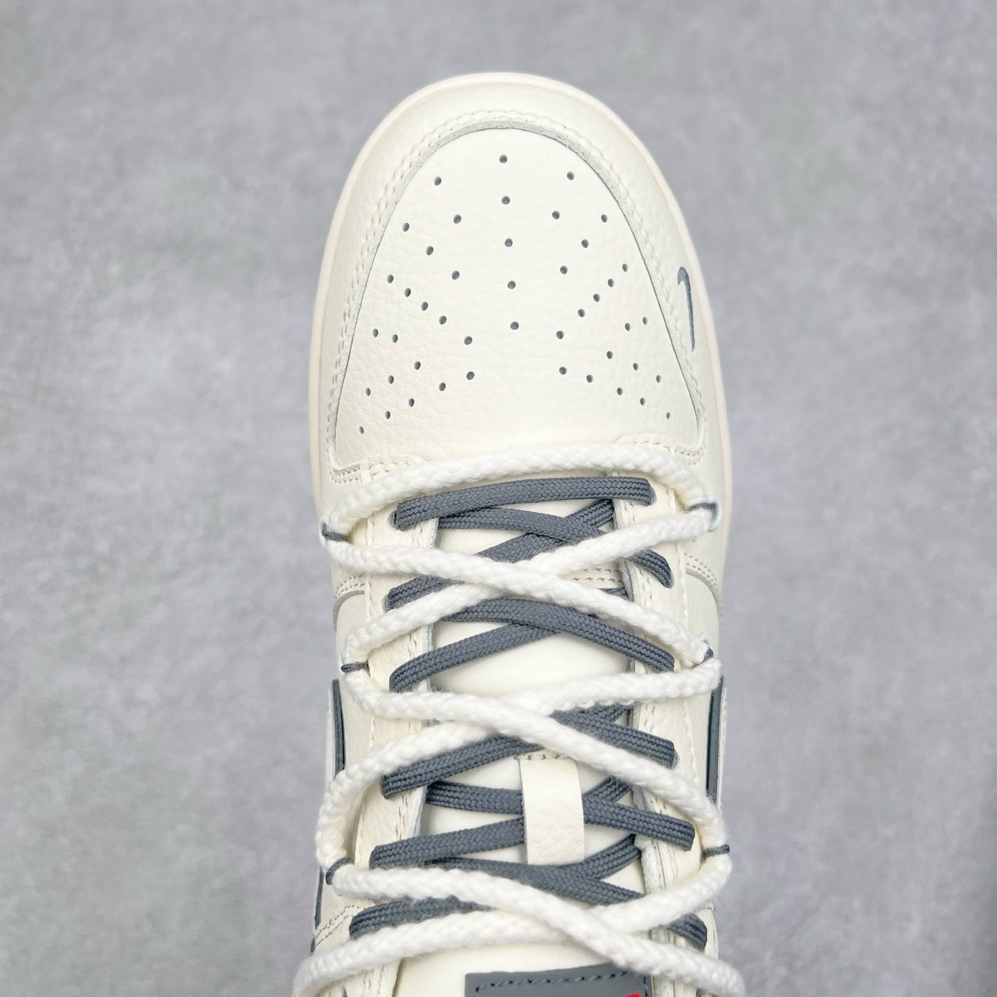 图片[4]-NK Dunk Low 定制配色 YX5066-258 大厂出品 极力推荐 原装头层材料 独家版型蒸餾加工帶來的是更好的视觉和脚感体验大厂纯原品质出货 清洁度 电绣工艺 皮料切割干净无任何毛边 细节完美 实拍调校N版已经零色差零失真 百分百还原实物色彩所见即所得 不存在货不对板色差等低级问题 选购参考实物拍摄 不混卖不参货 只用心做好货严格选品 承诺混一赔十 尺码：36 36.5 37.5 38 38.5 39 40 40.5 41 42 42.5 43 44 44.5 45-选品中心