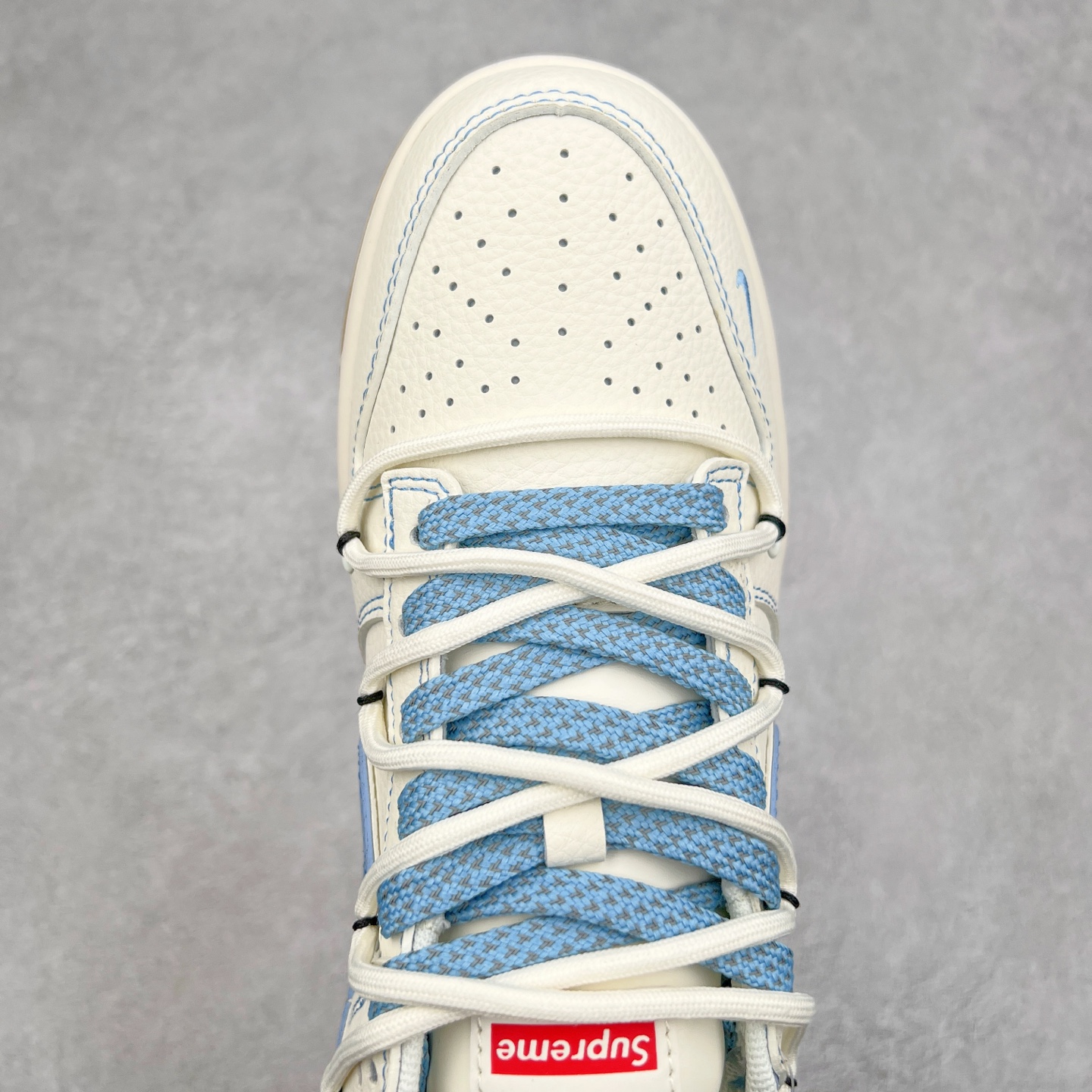 图片[4]-NK Dunk Low 定制配色 FC1688-216 大厂出品 极力推荐 原装头层材料 独家版型蒸餾加工帶來的是更好的视觉和脚感体验大厂纯原品质出货 清洁度 电绣工艺 皮料切割干净无任何毛边 细节完美 实拍调校N版已经零色差零失真 百分百还原实物色彩所见即所得 不存在货不对板色差等低级问题 选购参考实物拍摄 不混卖不参货 只用心做好货严格选品 承诺混一赔十 尺码：36 36.5 37.5 38 38.5 39 40 40.5 41 42 42.5 43 44 44.5 45-选品中心