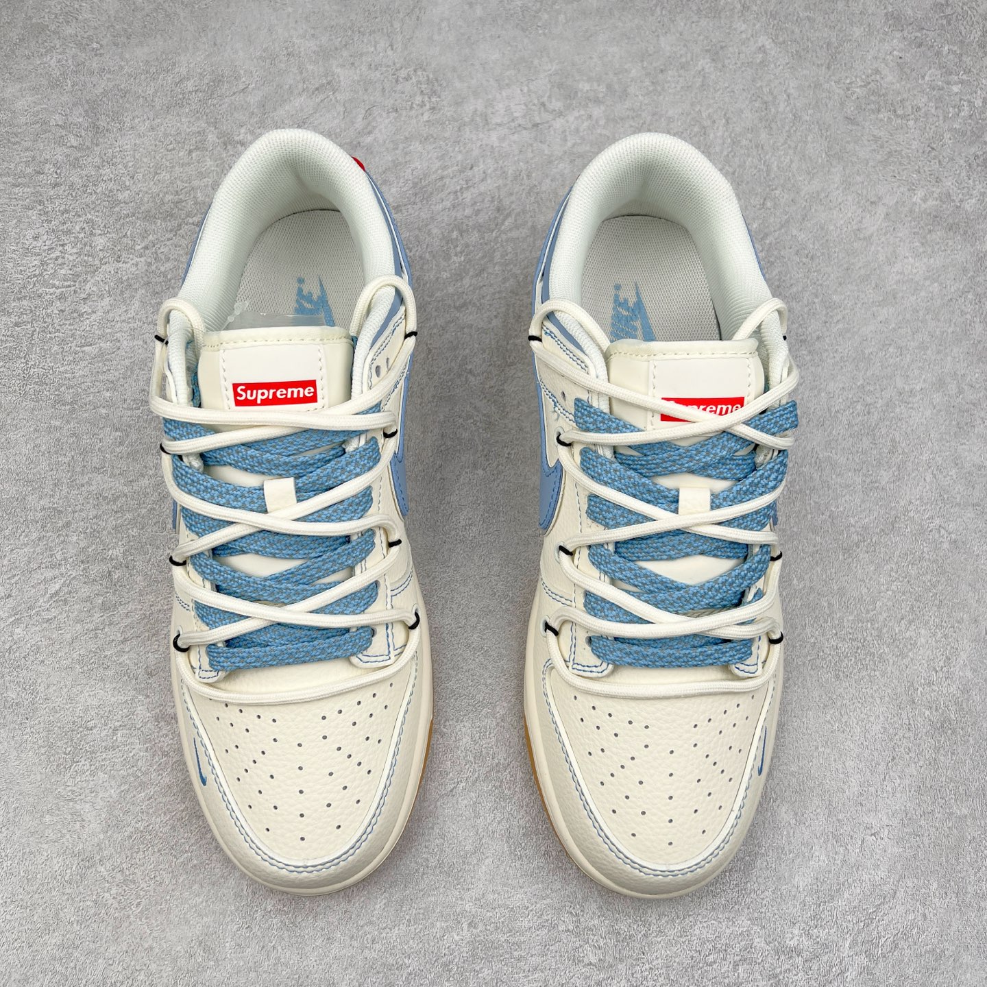 图片[2]-NK Dunk Low 定制配色 FC1688-216 大厂出品 极力推荐 原装头层材料 独家版型蒸餾加工帶來的是更好的视觉和脚感体验大厂纯原品质出货 清洁度 电绣工艺 皮料切割干净无任何毛边 细节完美 实拍调校N版已经零色差零失真 百分百还原实物色彩所见即所得 不存在货不对板色差等低级问题 选购参考实物拍摄 不混卖不参货 只用心做好货严格选品 承诺混一赔十 尺码：36 36.5 37.5 38 38.5 39 40 40.5 41 42 42.5 43 44 44.5 45-选品中心