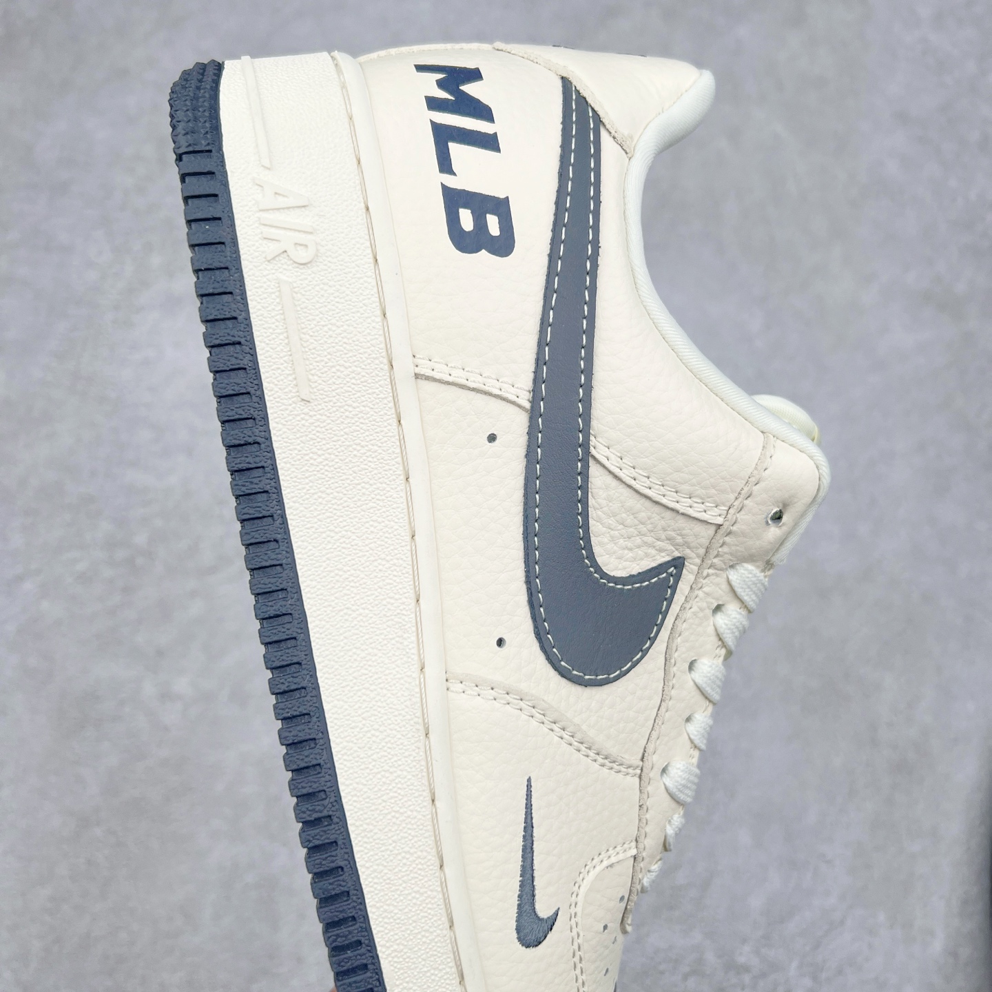 图片[6]-NK Air Force 1´07 Low 空军一号低帮百搭休闲运动板鞋 DF0188-051 柔软、弹性十足的缓震性能和出色的中底设计 横跨复古与现代的外型结合 造就出风靡全球 三十多年的Force 1 直到今天还深受青睐 实拍调校N版已经零色差零失真 百分百还原实物色彩所见即所得 不存在货不对板色差等低级问题 选购参考实物拍摄 不混卖不参货 只用心做好货严格选品 承诺混一赔十 尺码：36 36.5 37.5 38 38.5 39 40 40.5 41 42 42.5 43 44 44.5 45-选品中心