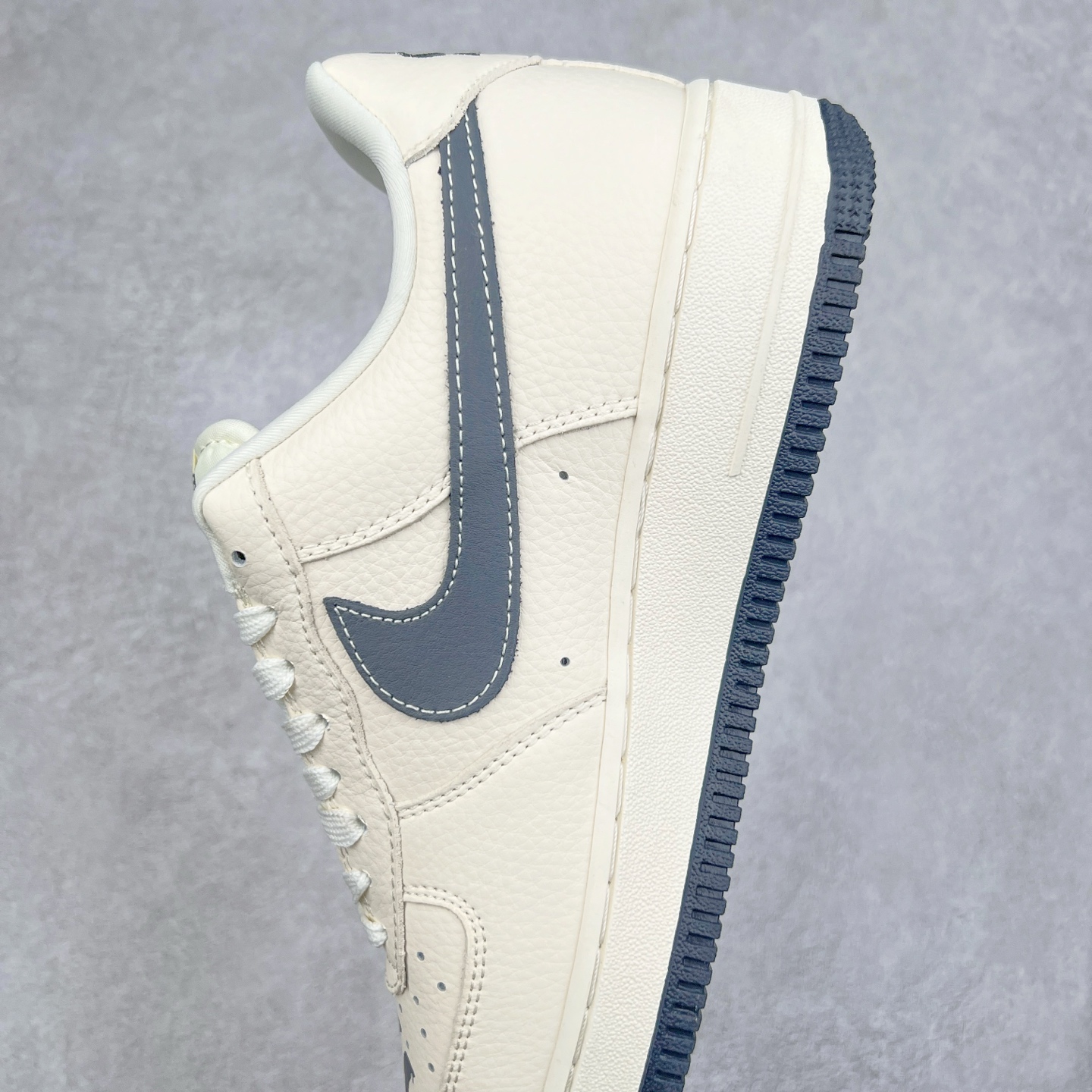 图片[7]-NK Air Force 1´07 Low 空军一号低帮百搭休闲运动板鞋 DF0188-051 柔软、弹性十足的缓震性能和出色的中底设计 横跨复古与现代的外型结合 造就出风靡全球 三十多年的Force 1 直到今天还深受青睐 实拍调校N版已经零色差零失真 百分百还原实物色彩所见即所得 不存在货不对板色差等低级问题 选购参考实物拍摄 不混卖不参货 只用心做好货严格选品 承诺混一赔十 尺码：36 36.5 37.5 38 38.5 39 40 40.5 41 42 42.5 43 44 44.5 45-选品中心