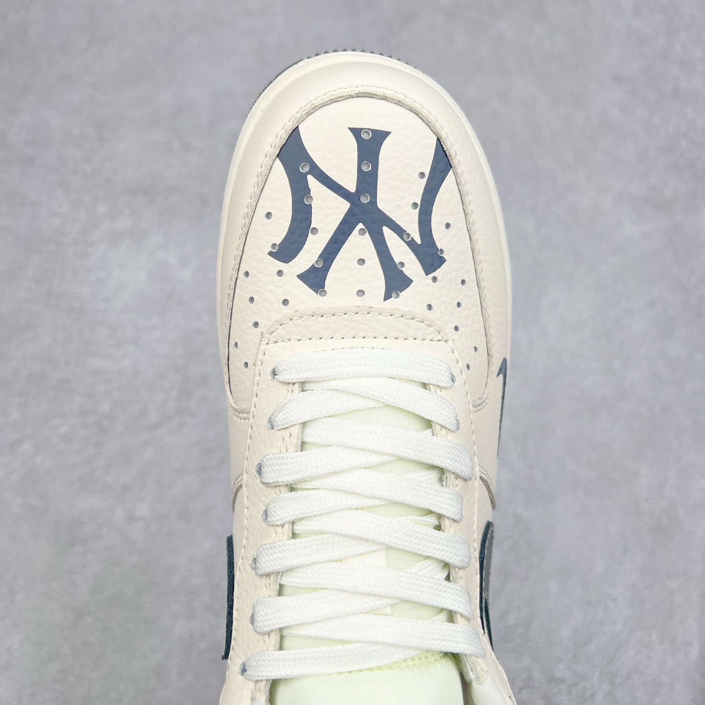 图片[4]-NK Air Force 1´07 Low 空军一号低帮百搭休闲运动板鞋 DF0188-051 柔软、弹性十足的缓震性能和出色的中底设计 横跨复古与现代的外型结合 造就出风靡全球 三十多年的Force 1 直到今天还深受青睐 实拍调校N版已经零色差零失真 百分百还原实物色彩所见即所得 不存在货不对板色差等低级问题 选购参考实物拍摄 不混卖不参货 只用心做好货严格选品 承诺混一赔十 尺码：36 36.5 37.5 38 38.5 39 40 40.5 41 42 42.5 43 44 44.5 45-选品中心