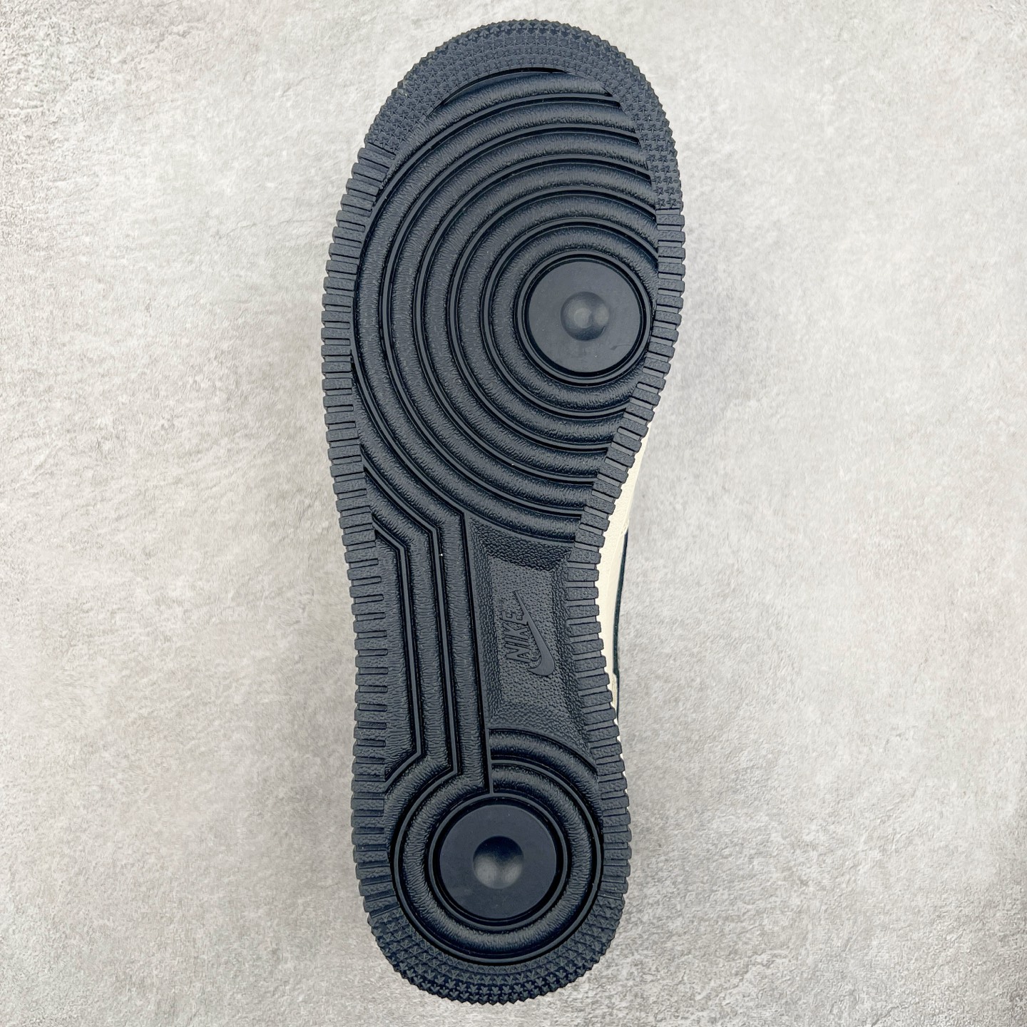 图片[9]-NK Air Force 1´07 Low 空军一号低帮百搭休闲运动板鞋 DF0188-051 柔软、弹性十足的缓震性能和出色的中底设计 横跨复古与现代的外型结合 造就出风靡全球 三十多年的Force 1 直到今天还深受青睐 实拍调校N版已经零色差零失真 百分百还原实物色彩所见即所得 不存在货不对板色差等低级问题 选购参考实物拍摄 不混卖不参货 只用心做好货严格选品 承诺混一赔十 尺码：36 36.5 37.5 38 38.5 39 40 40.5 41 42 42.5 43 44 44.5 45-选品中心