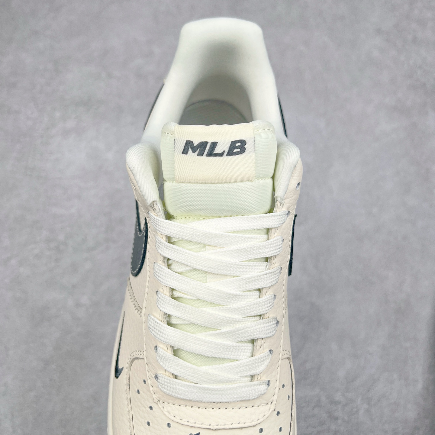 图片[5]-NK Air Force 1´07 Low 空军一号低帮百搭休闲运动板鞋 DF0188-051 柔软、弹性十足的缓震性能和出色的中底设计 横跨复古与现代的外型结合 造就出风靡全球 三十多年的Force 1 直到今天还深受青睐 实拍调校N版已经零色差零失真 百分百还原实物色彩所见即所得 不存在货不对板色差等低级问题 选购参考实物拍摄 不混卖不参货 只用心做好货严格选品 承诺混一赔十 尺码：36 36.5 37.5 38 38.5 39 40 40.5 41 42 42.5 43 44 44.5 45-选品中心