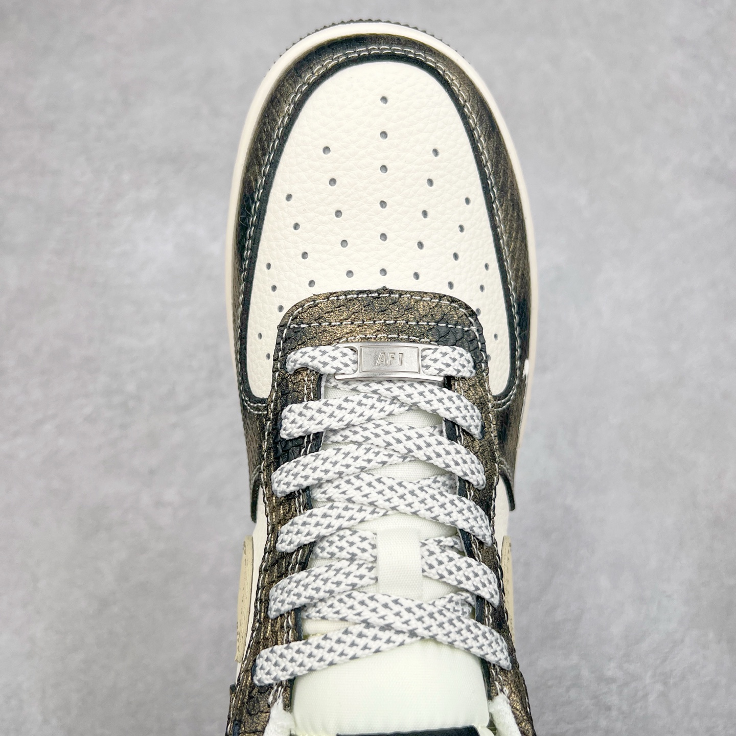 图片[4]-NK Air Force 1´07 Low 空军一号低帮百搭休闲运动板鞋 XS1958-556 柔软、弹性十足的缓震性能和出色的中底设计 横跨复古与现代的外型结合 造就出风靡全球 三十多年的Force 1 直到今天还深受青睐 实拍调校N版已经零色差零失真 百分百还原实物色彩所见即所得 不存在货不对板色差等低级问题 选购参考实物拍摄 不混卖不参货 只用心做好货严格选品 承诺混一赔十 尺码：36 36.5 37.5 38 38.5 39 40 40.5 41 42 42.5 43 44 44.5 45-选品中心