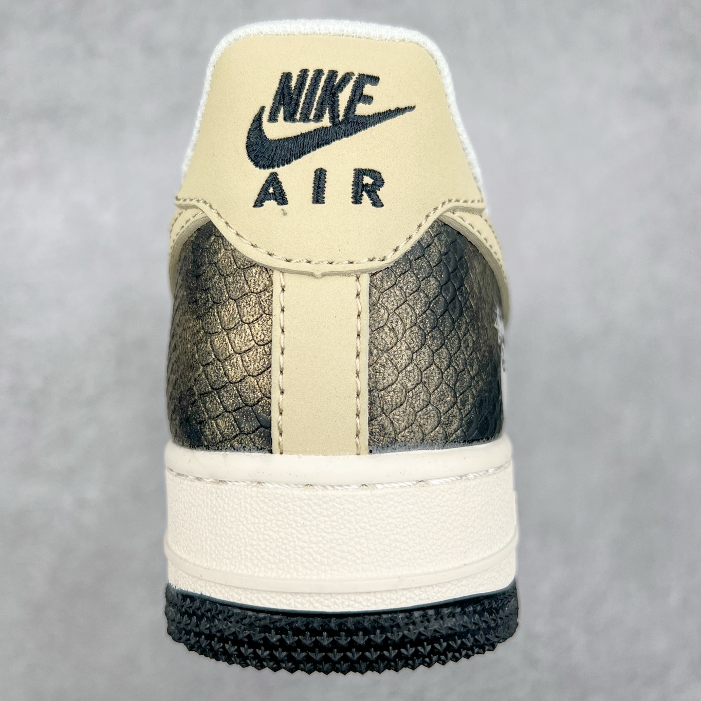 图片[8]-NK Air Force 1´07 Low 空军一号低帮百搭休闲运动板鞋 XS1958-556 柔软、弹性十足的缓震性能和出色的中底设计 横跨复古与现代的外型结合 造就出风靡全球 三十多年的Force 1 直到今天还深受青睐 实拍调校N版已经零色差零失真 百分百还原实物色彩所见即所得 不存在货不对板色差等低级问题 选购参考实物拍摄 不混卖不参货 只用心做好货严格选品 承诺混一赔十 尺码：36 36.5 37.5 38 38.5 39 40 40.5 41 42 42.5 43 44 44.5 45-选品中心