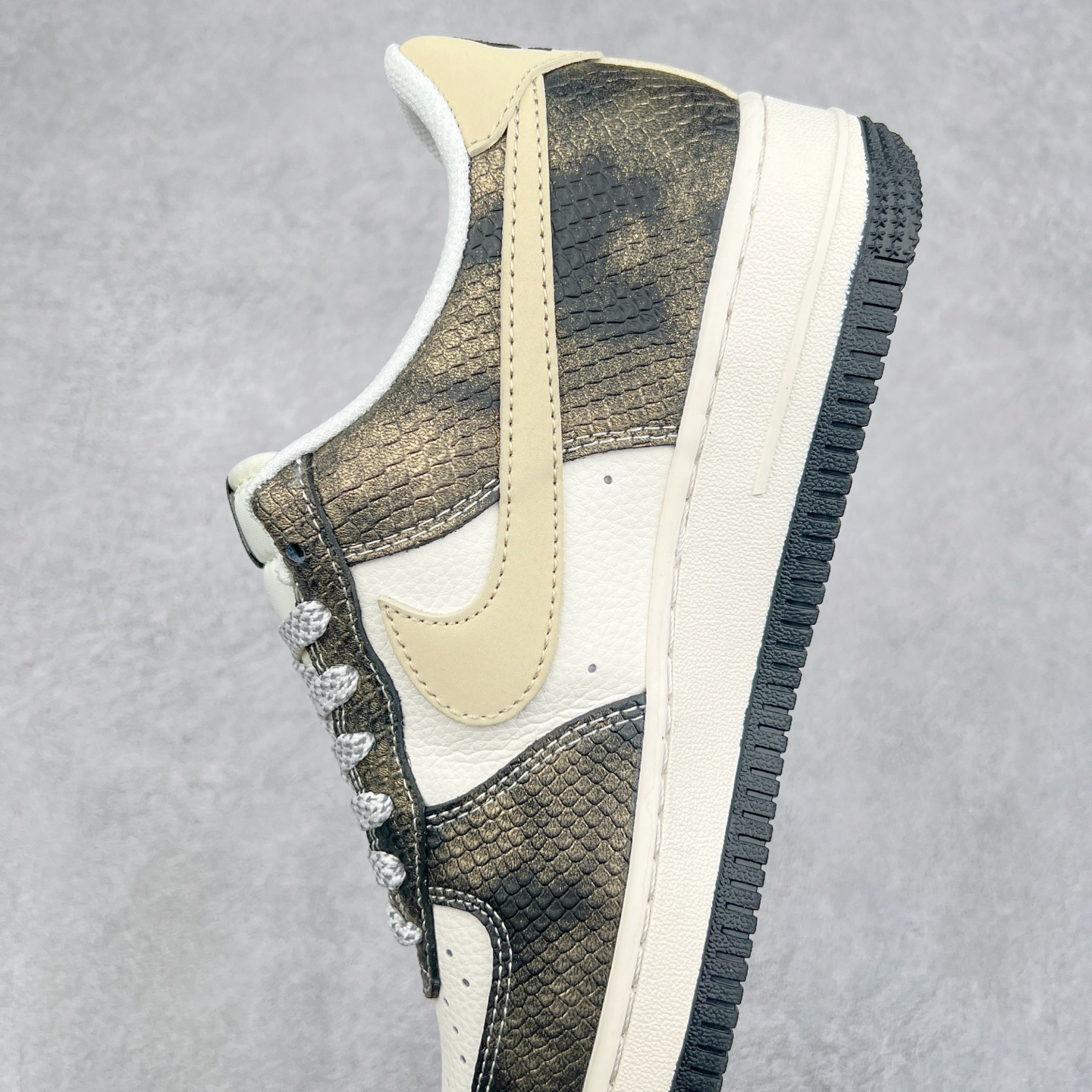 图片[7]-NK Air Force 1´07 Low 空军一号低帮百搭休闲运动板鞋 XS1958-556 柔软、弹性十足的缓震性能和出色的中底设计 横跨复古与现代的外型结合 造就出风靡全球 三十多年的Force 1 直到今天还深受青睐 实拍调校N版已经零色差零失真 百分百还原实物色彩所见即所得 不存在货不对板色差等低级问题 选购参考实物拍摄 不混卖不参货 只用心做好货严格选品 承诺混一赔十 尺码：36 36.5 37.5 38 38.5 39 40 40.5 41 42 42.5 43 44 44.5 45-选品中心