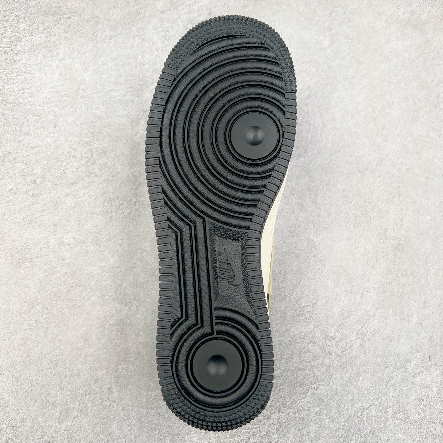 图片[9]-NK Air Force 1´07 Low 空军一号低帮百搭休闲运动板鞋 XS1958-556 柔软、弹性十足的缓震性能和出色的中底设计 横跨复古与现代的外型结合 造就出风靡全球 三十多年的Force 1 直到今天还深受青睐 实拍调校N版已经零色差零失真 百分百还原实物色彩所见即所得 不存在货不对板色差等低级问题 选购参考实物拍摄 不混卖不参货 只用心做好货严格选品 承诺混一赔十 尺码：36 36.5 37.5 38 38.5 39 40 40.5 41 42 42.5 43 44 44.5 45-选品中心