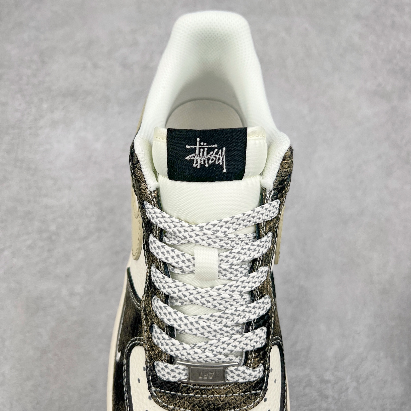 图片[5]-NK Air Force 1´07 Low 空军一号低帮百搭休闲运动板鞋 XS1958-556 柔软、弹性十足的缓震性能和出色的中底设计 横跨复古与现代的外型结合 造就出风靡全球 三十多年的Force 1 直到今天还深受青睐 实拍调校N版已经零色差零失真 百分百还原实物色彩所见即所得 不存在货不对板色差等低级问题 选购参考实物拍摄 不混卖不参货 只用心做好货严格选品 承诺混一赔十 尺码：36 36.5 37.5 38 38.5 39 40 40.5 41 42 42.5 43 44 44.5 45-选品中心