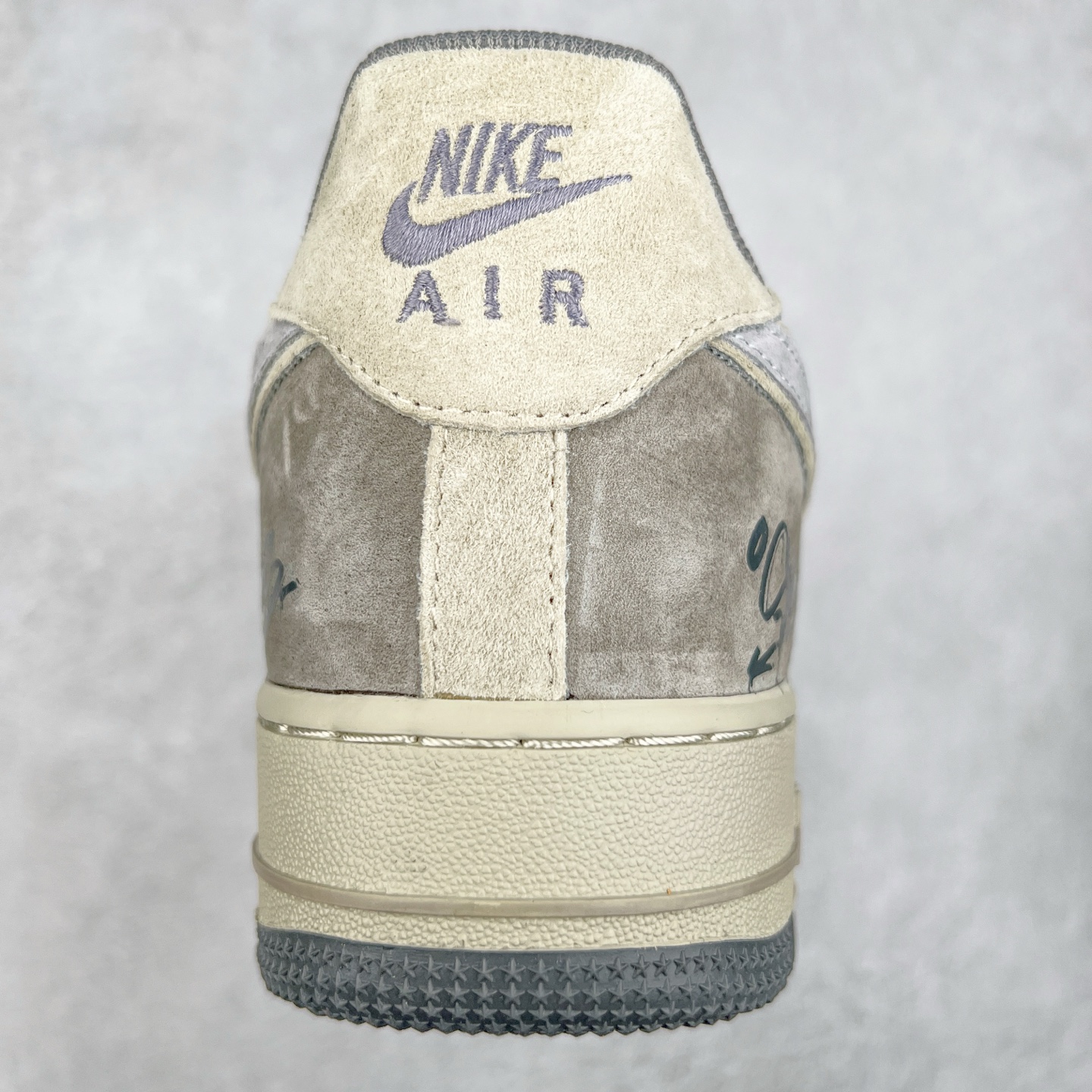 图片[8]-NK Air Force 1´07 Low 空军一号低帮百搭休闲运动板鞋 YD2425-660 柔软、弹性十足的缓震性能和出色的中底设计 横跨复古与现代的外型结合 造就出风靡全球 三十多年的Force 1 直到今天还深受青睐 实拍调校N版已经零色差零失真 百分百还原实物色彩所见即所得 不存在货不对板色差等低级问题 选购参考实物拍摄 不混卖不参货 只用心做好货严格选品 承诺混一赔十 尺码：36 36.5 37.5 38 38.5 39 40 40.5 41 42 42.5 43 44 44.5 45-选品中心