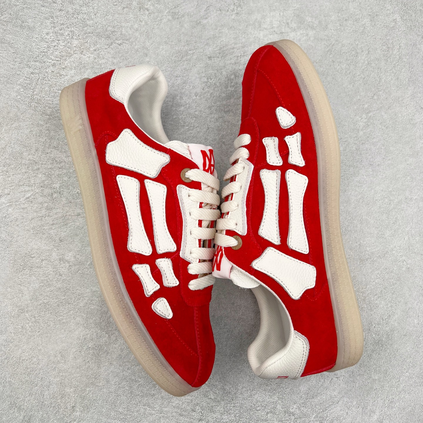 图片[3]-＃莞产 Amiri 埃米尔 Skeleton Low-Skel top Sneakers 骨骼系列情侣鞋 当潮顶流产品 众星上脚 低帮运动休闲板鞋 正确骨头形状 鞋舌外翻细节 头层牛皮双层加厚鞋面 鞋帮侧面骨头采用两张牛皮贴合处理 立体感更好 皮料切口均油边处理 定制金属LOGO铭牌及吊牌 并配有官方购物袋尽显高端大气 尺码 35 36 37 38 39 40 41 42 43 44 45-选品中心