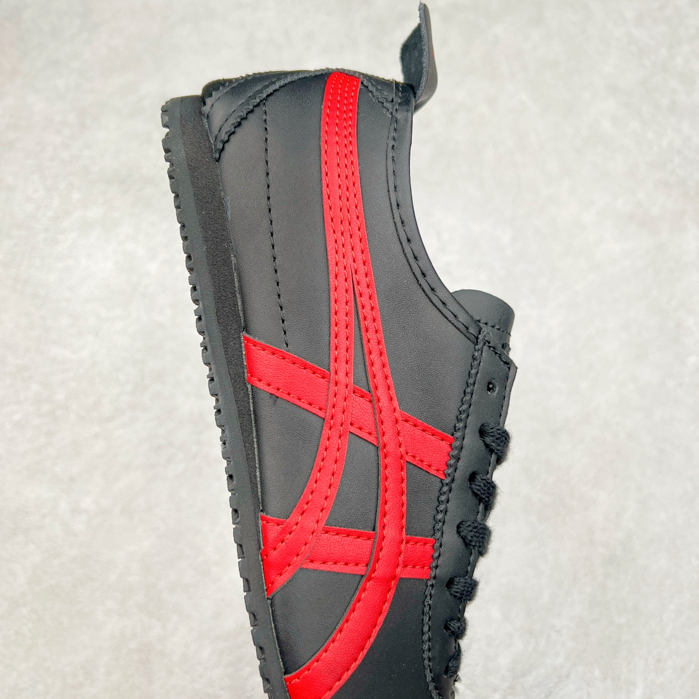 图片[6]-＃C版 Asics Onitsuka Tiger MEXICO 66 亚瑟士鬼冢虎复古经典板鞋 市场王者选手 海外订单工厂出品 长期生产补货永不断码 超成熟稳定的做工品控 原装全套纸板楦头开发 原汁原味 完美呈现版型 私模正确鞋底咬花纹路 一比一鞋头弧度高度鞋身弧度 绝不口嗨 细节品控鞋型随意秒杀市面 原档咬花纹路私模大底 一个单元有六个三角形 总体形拼接呈现花瓣状 官方四联吊牌 原装Ortholite轻量化鞋垫 原盒原配 质保卡 说明书 钢印防尘纸 纸板中底带钢印 乳胶组合鞋垫 支持全方位的对比专柜 产品从款式颜色造型上体现出追求舒适和细节的完美 鞋类更是推崇手工制作的严谨与完美 融舒适性与可穿性的设计风格 注重细节的完美和别致魅力 既保持稳重 又不失轻松的时尚感 尺码：36 37 37.5 38 39 39.5 40 40.5 41.5 42 42.5 43.5 44 45-选品中心