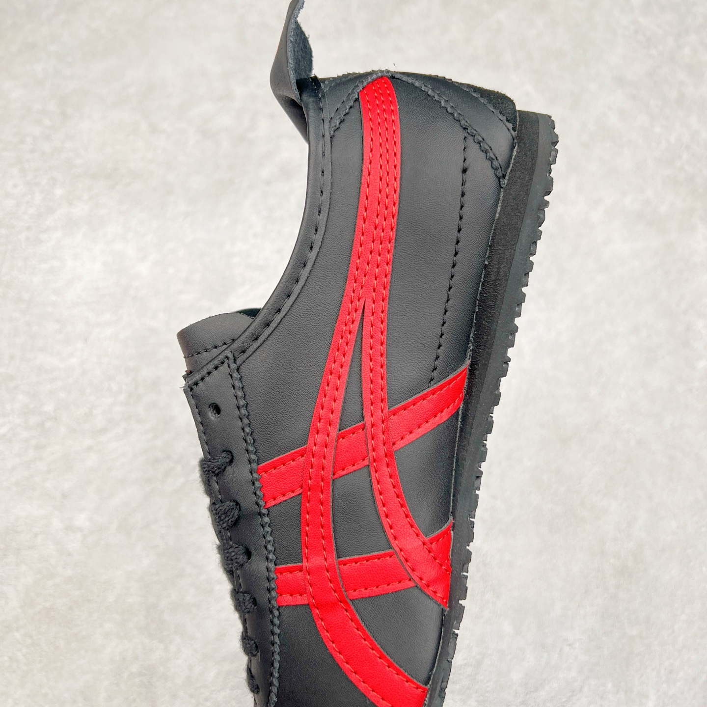 图片[7]-＃C版 Asics Onitsuka Tiger MEXICO 66 亚瑟士鬼冢虎复古经典板鞋 市场王者选手 海外订单工厂出品 长期生产补货永不断码 超成熟稳定的做工品控 原装全套纸板楦头开发 原汁原味 完美呈现版型 私模正确鞋底咬花纹路 一比一鞋头弧度高度鞋身弧度 绝不口嗨 细节品控鞋型随意秒杀市面 原档咬花纹路私模大底 一个单元有六个三角形 总体形拼接呈现花瓣状 官方四联吊牌 原装Ortholite轻量化鞋垫 原盒原配 质保卡 说明书 钢印防尘纸 纸板中底带钢印 乳胶组合鞋垫 支持全方位的对比专柜 产品从款式颜色造型上体现出追求舒适和细节的完美 鞋类更是推崇手工制作的严谨与完美 融舒适性与可穿性的设计风格 注重细节的完美和别致魅力 既保持稳重 又不失轻松的时尚感 尺码：36 37 37.5 38 39 39.5 40 40.5 41.5 42 42.5 43.5 44 45-选品中心