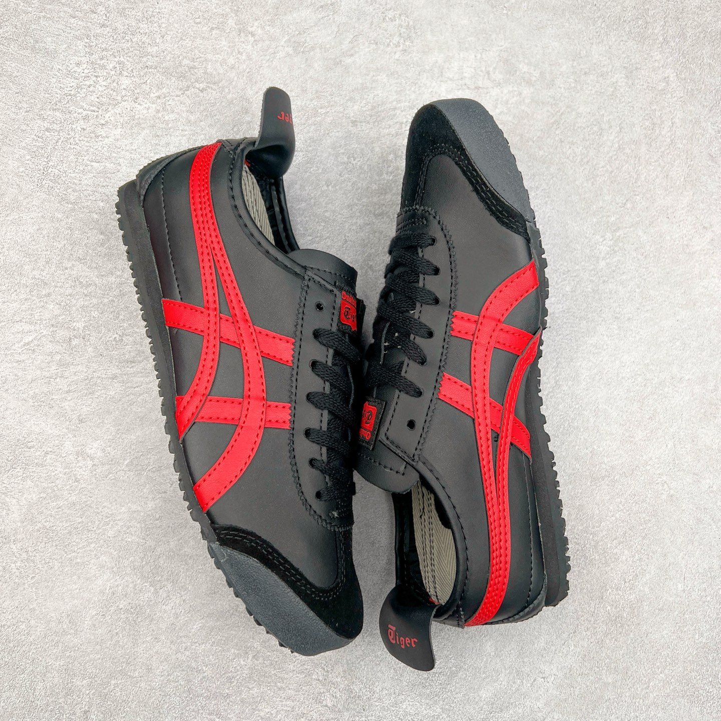 图片[3]-＃C版 Asics Onitsuka Tiger MEXICO 66 亚瑟士鬼冢虎复古经典板鞋 市场王者选手 海外订单工厂出品 长期生产补货永不断码 超成熟稳定的做工品控 原装全套纸板楦头开发 原汁原味 完美呈现版型 私模正确鞋底咬花纹路 一比一鞋头弧度高度鞋身弧度 绝不口嗨 细节品控鞋型随意秒杀市面 原档咬花纹路私模大底 一个单元有六个三角形 总体形拼接呈现花瓣状 官方四联吊牌 原装Ortholite轻量化鞋垫 原盒原配 质保卡 说明书 钢印防尘纸 纸板中底带钢印 乳胶组合鞋垫 支持全方位的对比专柜 产品从款式颜色造型上体现出追求舒适和细节的完美 鞋类更是推崇手工制作的严谨与完美 融舒适性与可穿性的设计风格 注重细节的完美和别致魅力 既保持稳重 又不失轻松的时尚感 尺码：36 37 37.5 38 39 39.5 40 40.5 41.5 42 42.5 43.5 44 45-选品中心