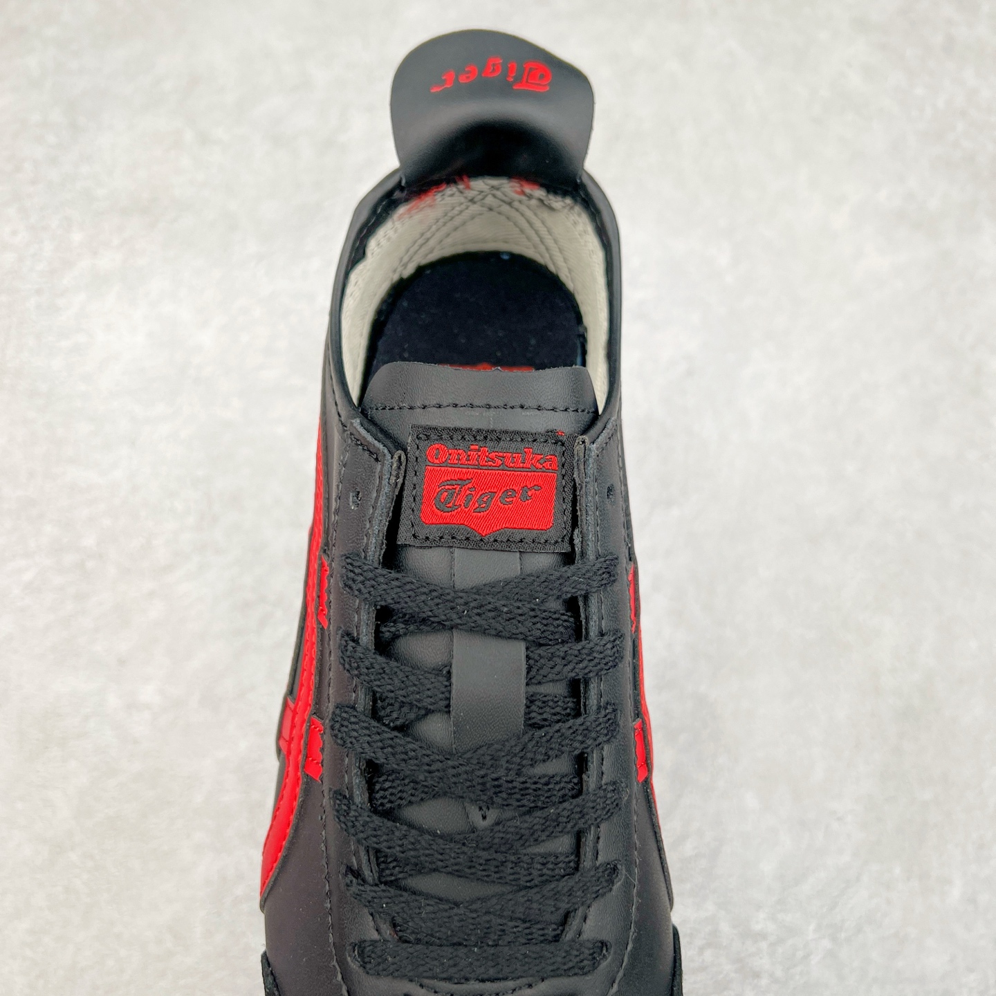 图片[5]-＃C版 Asics Onitsuka Tiger MEXICO 66 亚瑟士鬼冢虎复古经典板鞋 市场王者选手 海外订单工厂出品 长期生产补货永不断码 超成熟稳定的做工品控 原装全套纸板楦头开发 原汁原味 完美呈现版型 私模正确鞋底咬花纹路 一比一鞋头弧度高度鞋身弧度 绝不口嗨 细节品控鞋型随意秒杀市面 原档咬花纹路私模大底 一个单元有六个三角形 总体形拼接呈现花瓣状 官方四联吊牌 原装Ortholite轻量化鞋垫 原盒原配 质保卡 说明书 钢印防尘纸 纸板中底带钢印 乳胶组合鞋垫 支持全方位的对比专柜 产品从款式颜色造型上体现出追求舒适和细节的完美 鞋类更是推崇手工制作的严谨与完美 融舒适性与可穿性的设计风格 注重细节的完美和别致魅力 既保持稳重 又不失轻松的时尚感 尺码：36 37 37.5 38 39 39.5 40 40.5 41.5 42 42.5 43.5 44 45-选品中心