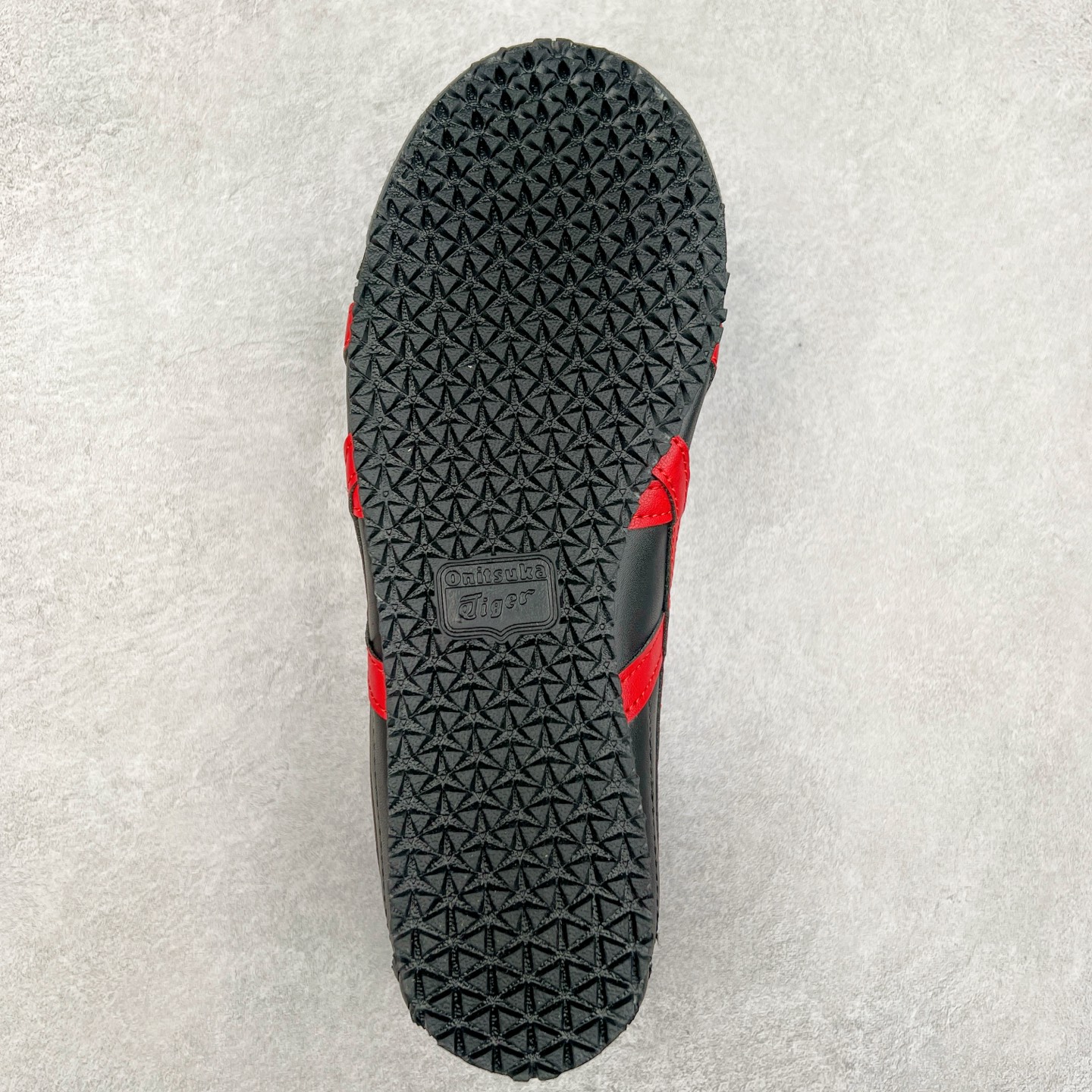 图片[9]-＃C版 Asics Onitsuka Tiger MEXICO 66 亚瑟士鬼冢虎复古经典板鞋 市场王者选手 海外订单工厂出品 长期生产补货永不断码 超成熟稳定的做工品控 原装全套纸板楦头开发 原汁原味 完美呈现版型 私模正确鞋底咬花纹路 一比一鞋头弧度高度鞋身弧度 绝不口嗨 细节品控鞋型随意秒杀市面 原档咬花纹路私模大底 一个单元有六个三角形 总体形拼接呈现花瓣状 官方四联吊牌 原装Ortholite轻量化鞋垫 原盒原配 质保卡 说明书 钢印防尘纸 纸板中底带钢印 乳胶组合鞋垫 支持全方位的对比专柜 产品从款式颜色造型上体现出追求舒适和细节的完美 鞋类更是推崇手工制作的严谨与完美 融舒适性与可穿性的设计风格 注重细节的完美和别致魅力 既保持稳重 又不失轻松的时尚感 尺码：36 37 37.5 38 39 39.5 40 40.5 41.5 42 42.5 43.5 44 45-选品中心