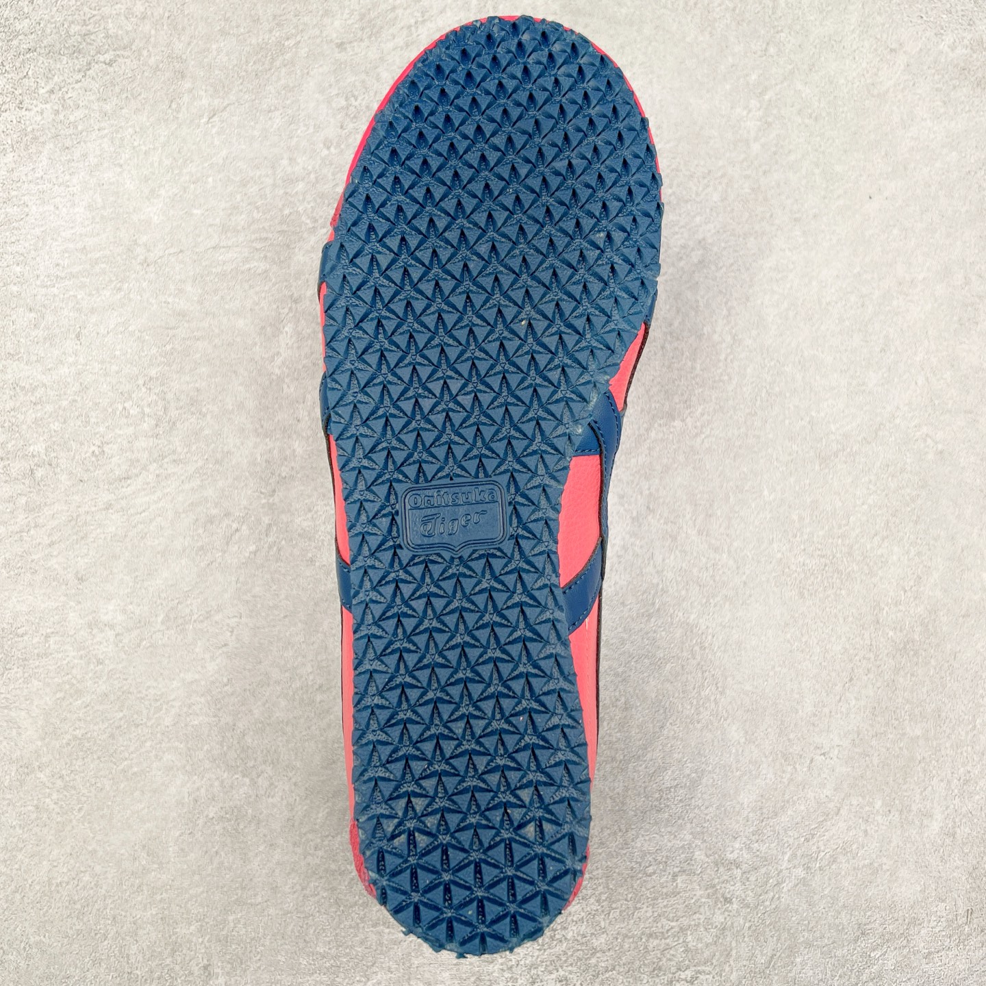 图片[9]-＃C版 Asics Onitsuka Tiger MEXICO 66 亚瑟士鬼冢虎复古经典板鞋 市场王者选手 海外订单工厂出品 长期生产补货永不断码 超成熟稳定的做工品控 原装全套纸板楦头开发 原汁原味 完美呈现版型 私模正确鞋底咬花纹路 一比一鞋头弧度高度鞋身弧度 绝不口嗨 细节品控鞋型随意秒杀市面 原档咬花纹路私模大底 一个单元有六个三角形 总体形拼接呈现花瓣状 官方四联吊牌 原装Ortholite轻量化鞋垫 原盒原配 质保卡 说明书 钢印防尘纸 纸板中底带钢印 乳胶组合鞋垫 支持全方位的对比专柜 产品从款式颜色造型上体现出追求舒适和细节的完美 鞋类更是推崇手工制作的严谨与完美 融舒适性与可穿性的设计风格 注重细节的完美和别致魅力 既保持稳重 又不失轻松的时尚感 尺码：36 37 37.5 38 39 39.5 40 40.5 41.5 42 42.5 43.5 44 45-选品中心