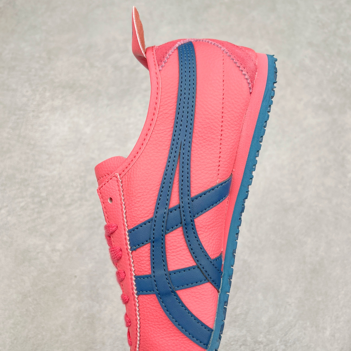图片[7]-＃C版 Asics Onitsuka Tiger MEXICO 66 亚瑟士鬼冢虎复古经典板鞋 市场王者选手 海外订单工厂出品 长期生产补货永不断码 超成熟稳定的做工品控 原装全套纸板楦头开发 原汁原味 完美呈现版型 私模正确鞋底咬花纹路 一比一鞋头弧度高度鞋身弧度 绝不口嗨 细节品控鞋型随意秒杀市面 原档咬花纹路私模大底 一个单元有六个三角形 总体形拼接呈现花瓣状 官方四联吊牌 原装Ortholite轻量化鞋垫 原盒原配 质保卡 说明书 钢印防尘纸 纸板中底带钢印 乳胶组合鞋垫 支持全方位的对比专柜 产品从款式颜色造型上体现出追求舒适和细节的完美 鞋类更是推崇手工制作的严谨与完美 融舒适性与可穿性的设计风格 注重细节的完美和别致魅力 既保持稳重 又不失轻松的时尚感 尺码：36 37 37.5 38 39 39.5 40 40.5 41.5 42 42.5 43.5 44 45-选品中心