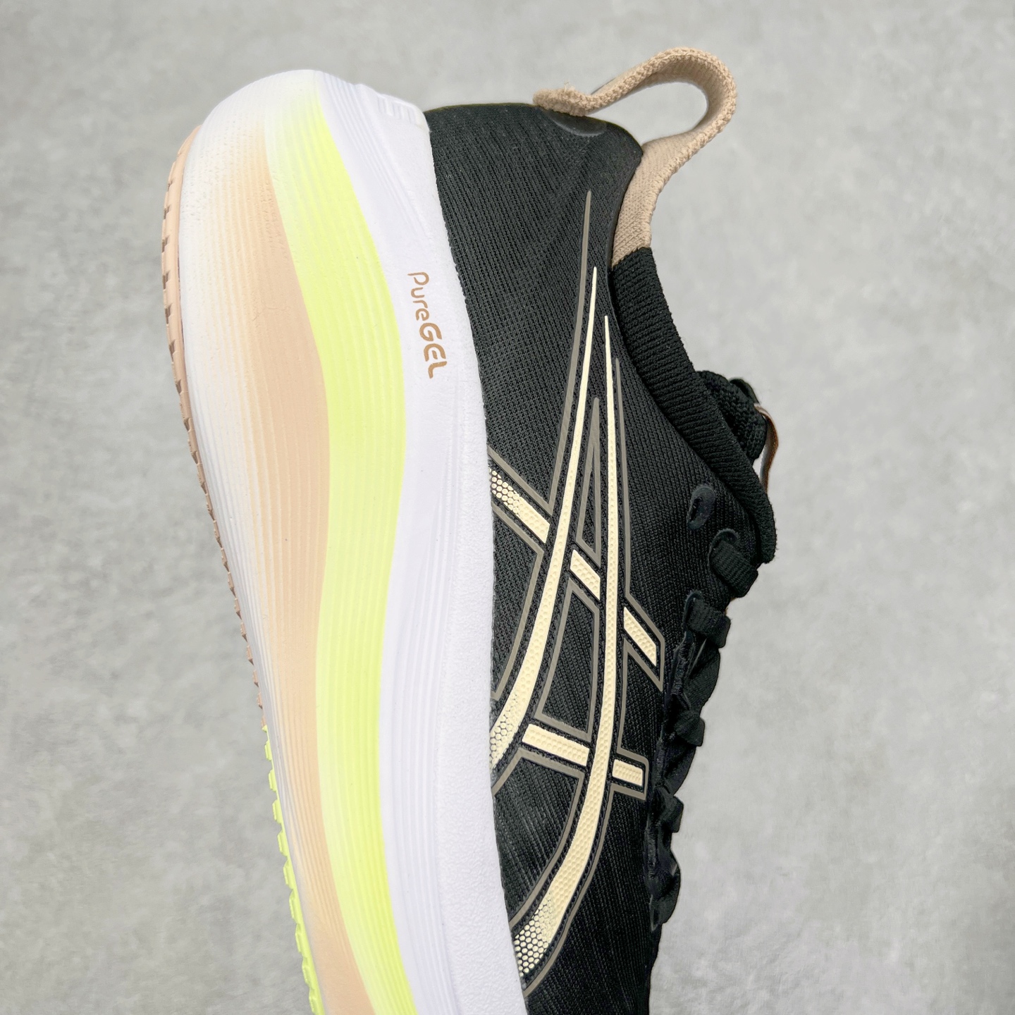 图片[6]-Asics GEL-Nimbus 27 亚瑟士缓震跑鞋 近年复古风潮的势头很旺 ASICS一直坚信保持身体的健康与活力是打造健康快乐的生活方式的最佳途径 ASICS为复古鞋型注入新设计 为玩家的街头穿搭提供了更多可能 GEL-NIMBUSTM9运动鞋最初是为中立和仰卧跑步者设计的长距离训练器 采用原始材料和关键细节重新设计 其Y2K时代的工业外观也被大胆的对比和色块所抵消 尺码：36 36.5 37.5 38 38.5 39 40 40.5 41.5 42 42.5 43.5 44 44.5 45-选品中心