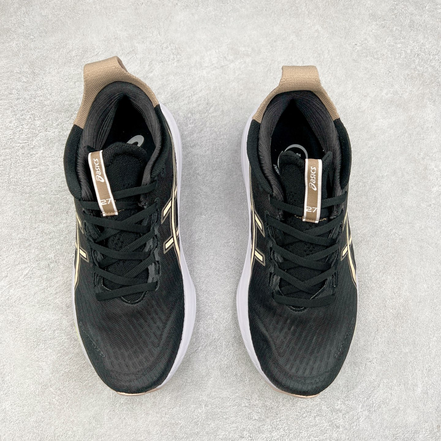 图片[2]-Asics GEL-Nimbus 27 亚瑟士缓震跑鞋 近年复古风潮的势头很旺 ASICS一直坚信保持身体的健康与活力是打造健康快乐的生活方式的最佳途径 ASICS为复古鞋型注入新设计 为玩家的街头穿搭提供了更多可能 GEL-NIMBUSTM9运动鞋最初是为中立和仰卧跑步者设计的长距离训练器 采用原始材料和关键细节重新设计 其Y2K时代的工业外观也被大胆的对比和色块所抵消 尺码：36 36.5 37.5 38 38.5 39 40 40.5 41.5 42 42.5 43.5 44 44.5 45-选品中心