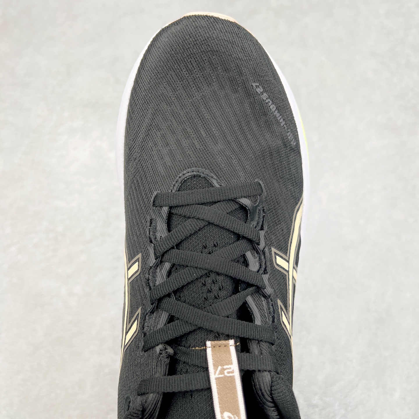 图片[4]-Asics GEL-Nimbus 27 亚瑟士缓震跑鞋 近年复古风潮的势头很旺 ASICS一直坚信保持身体的健康与活力是打造健康快乐的生活方式的最佳途径 ASICS为复古鞋型注入新设计 为玩家的街头穿搭提供了更多可能 GEL-NIMBUSTM9运动鞋最初是为中立和仰卧跑步者设计的长距离训练器 采用原始材料和关键细节重新设计 其Y2K时代的工业外观也被大胆的对比和色块所抵消 尺码：36 36.5 37.5 38 38.5 39 40 40.5 41.5 42 42.5 43.5 44 44.5 45-选品中心