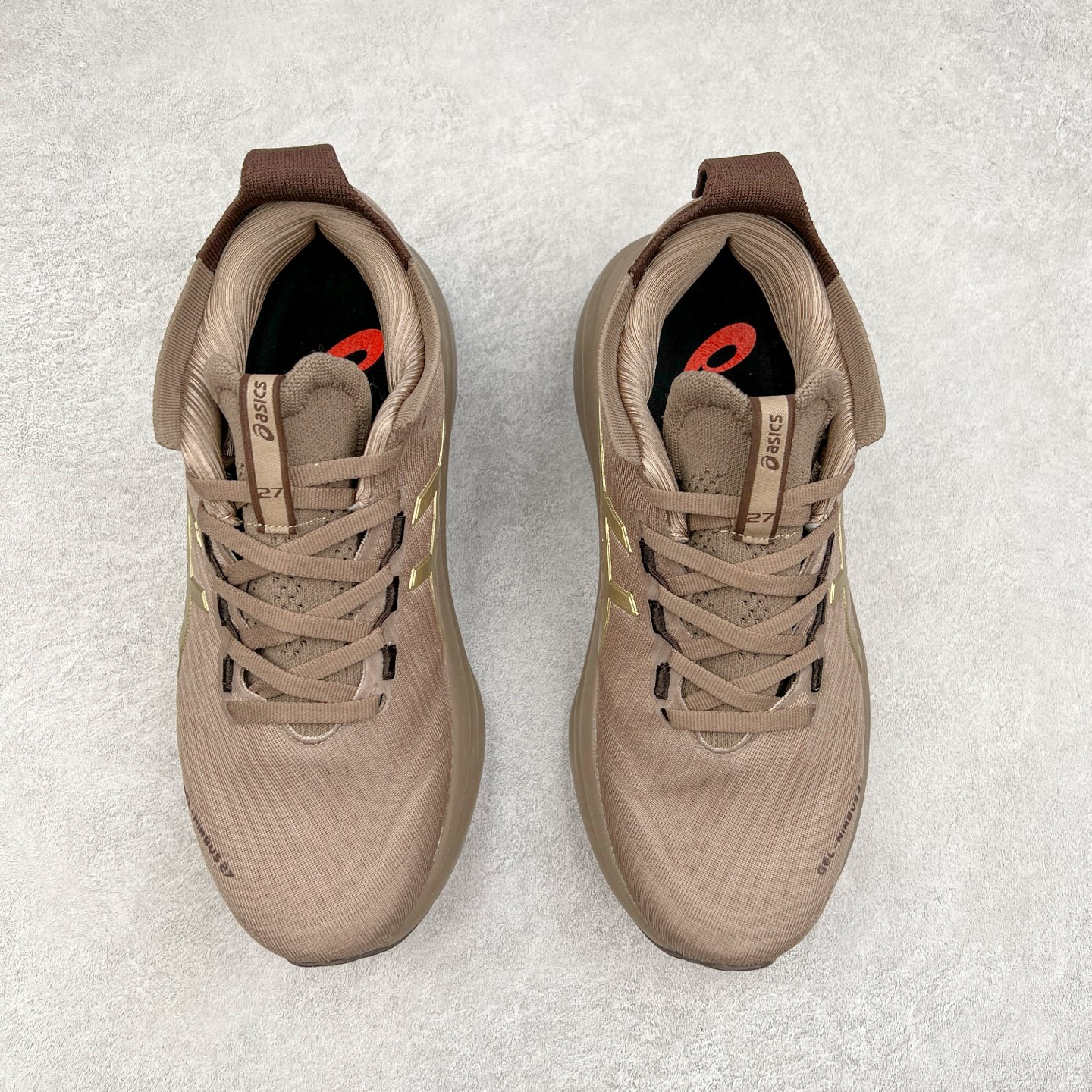 图片[2]-Asics GEL-Nimbus 27 亚瑟士缓震跑鞋 近年复古风潮的势头很旺 ASICS一直坚信保持身体的健康与活力是打造健康快乐的生活方式的最佳途径 ASICS为复古鞋型注入新设计 为玩家的街头穿搭提供了更多可能 GEL-NIMBUSTM9运动鞋最初是为中立和仰卧跑步者设计的长距离训练器 采用原始材料和关键细节重新设计 其Y2K时代的工业外观也被大胆的对比和色块所抵消 尺码：36 36.5 37.5 38 38.5 39 40 40.5 41.5 42 42.5 43.5 44 44.5 45-选品中心