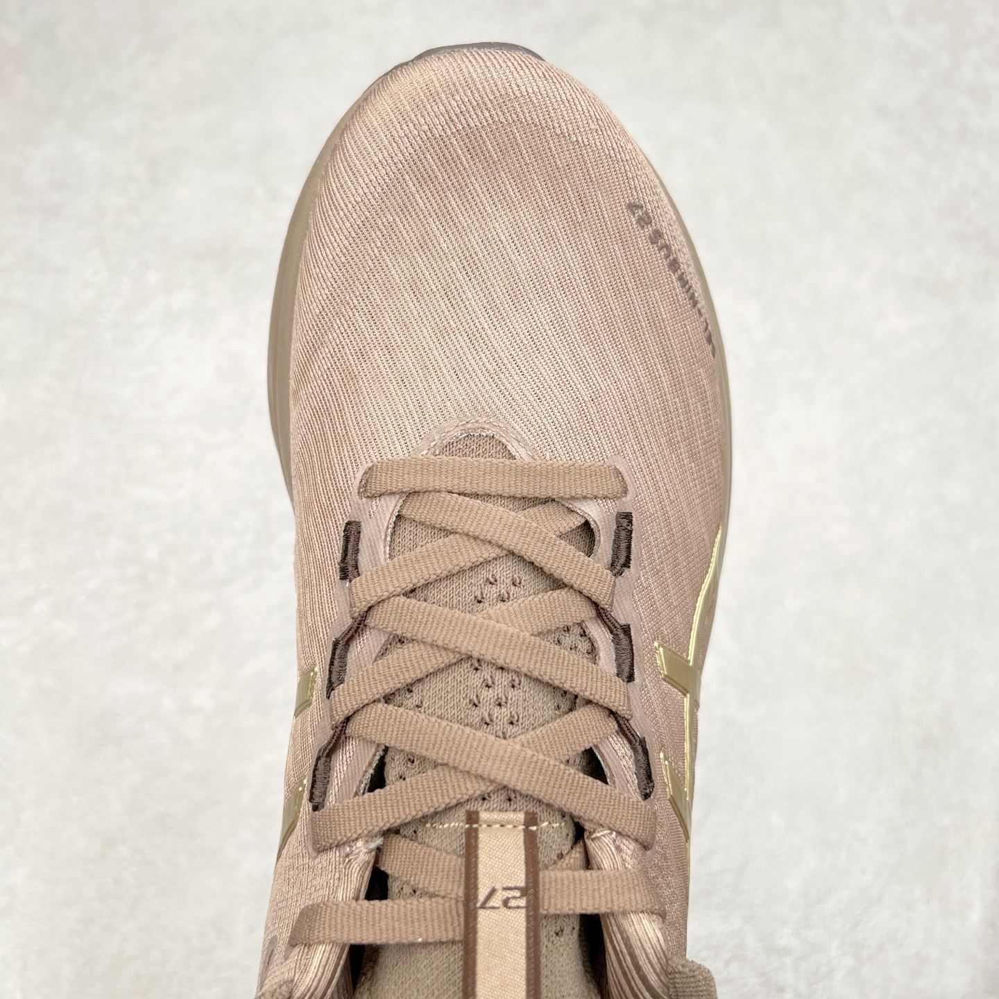 图片[4]-Asics GEL-Nimbus 27 亚瑟士缓震跑鞋 近年复古风潮的势头很旺 ASICS一直坚信保持身体的健康与活力是打造健康快乐的生活方式的最佳途径 ASICS为复古鞋型注入新设计 为玩家的街头穿搭提供了更多可能 GEL-NIMBUSTM9运动鞋最初是为中立和仰卧跑步者设计的长距离训练器 采用原始材料和关键细节重新设计 其Y2K时代的工业外观也被大胆的对比和色块所抵消 尺码：36 36.5 37.5 38 38.5 39 40 40.5 41.5 42 42.5 43.5 44 44.5 45-选品中心