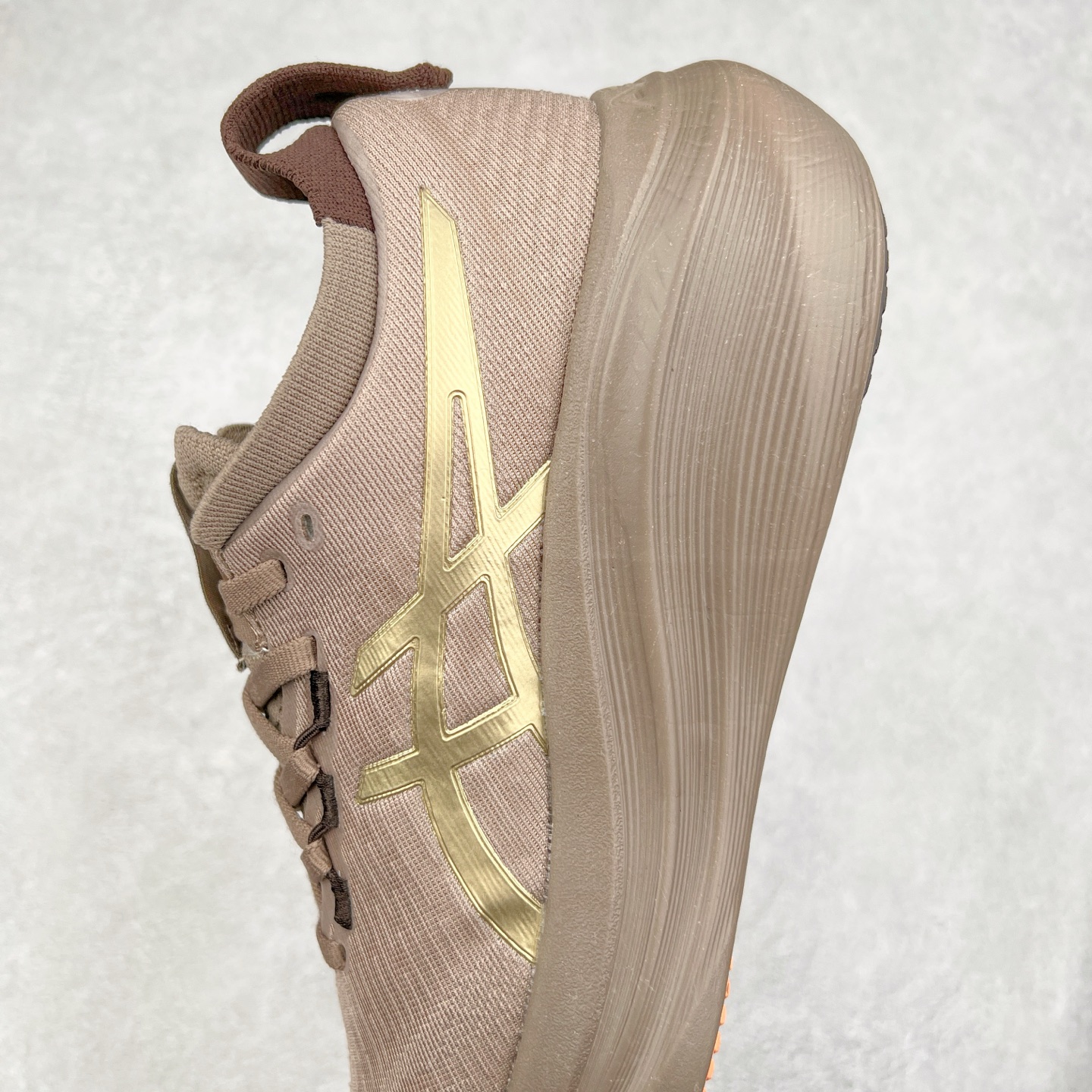 图片[7]-Asics GEL-Nimbus 27 亚瑟士缓震跑鞋 近年复古风潮的势头很旺 ASICS一直坚信保持身体的健康与活力是打造健康快乐的生活方式的最佳途径 ASICS为复古鞋型注入新设计 为玩家的街头穿搭提供了更多可能 GEL-NIMBUSTM9运动鞋最初是为中立和仰卧跑步者设计的长距离训练器 采用原始材料和关键细节重新设计 其Y2K时代的工业外观也被大胆的对比和色块所抵消 尺码：36 36.5 37.5 38 38.5 39 40 40.5 41.5 42 42.5 43.5 44 44.5 45-选品中心