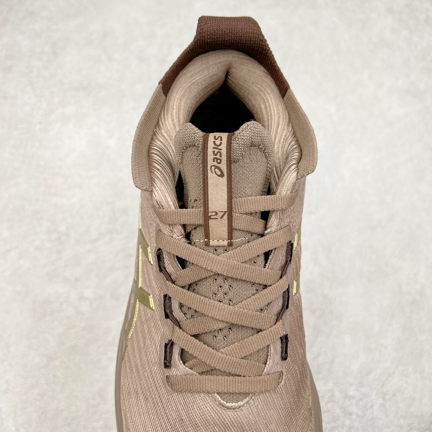 图片[5]-Asics GEL-Nimbus 27 亚瑟士缓震跑鞋 近年复古风潮的势头很旺 ASICS一直坚信保持身体的健康与活力是打造健康快乐的生活方式的最佳途径 ASICS为复古鞋型注入新设计 为玩家的街头穿搭提供了更多可能 GEL-NIMBUSTM9运动鞋最初是为中立和仰卧跑步者设计的长距离训练器 采用原始材料和关键细节重新设计 其Y2K时代的工业外观也被大胆的对比和色块所抵消 尺码：36 36.5 37.5 38 38.5 39 40 40.5 41.5 42 42.5 43.5 44 44.5 45-选品中心