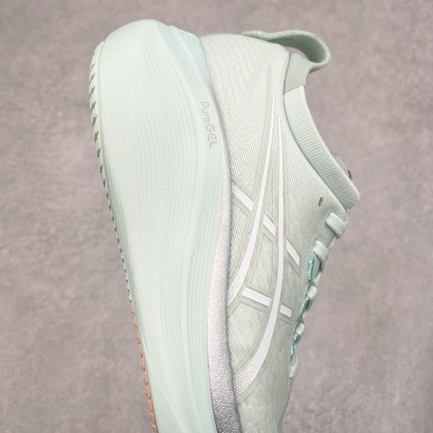 图片[6]-Asics GEL-Nimbus 27 亚瑟士缓震跑鞋 近年复古风潮的势头很旺 ASICS一直坚信保持身体的健康与活力是打造健康快乐的生活方式的最佳途径 ASICS为复古鞋型注入新设计 为玩家的街头穿搭提供了更多可能 GEL-NIMBUSTM9运动鞋最初是为中立和仰卧跑步者设计的长距离训练器 采用原始材料和关键细节重新设计 其Y2K时代的工业外观也被大胆的对比和色块所抵消 尺码：36 36.5 37.5 38 38.5 39 40 40.5 41.5 42 42.5 43.5 44 44.5 45-选品中心