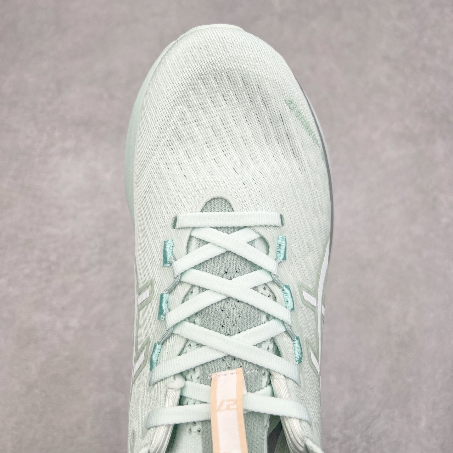 图片[4]-Asics GEL-Nimbus 27 亚瑟士缓震跑鞋 近年复古风潮的势头很旺 ASICS一直坚信保持身体的健康与活力是打造健康快乐的生活方式的最佳途径 ASICS为复古鞋型注入新设计 为玩家的街头穿搭提供了更多可能 GEL-NIMBUSTM9运动鞋最初是为中立和仰卧跑步者设计的长距离训练器 采用原始材料和关键细节重新设计 其Y2K时代的工业外观也被大胆的对比和色块所抵消 尺码：36 36.5 37.5 38 38.5 39 40 40.5 41.5 42 42.5 43.5 44 44.5 45-选品中心