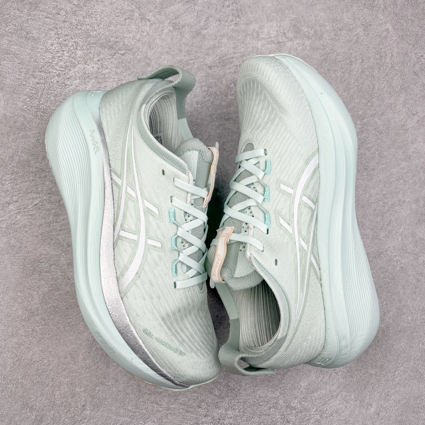 图片[3]-Asics GEL-Nimbus 27 亚瑟士缓震跑鞋 近年复古风潮的势头很旺 ASICS一直坚信保持身体的健康与活力是打造健康快乐的生活方式的最佳途径 ASICS为复古鞋型注入新设计 为玩家的街头穿搭提供了更多可能 GEL-NIMBUSTM9运动鞋最初是为中立和仰卧跑步者设计的长距离训练器 采用原始材料和关键细节重新设计 其Y2K时代的工业外观也被大胆的对比和色块所抵消 尺码：36 36.5 37.5 38 38.5 39 40 40.5 41.5 42 42.5 43.5 44 44.5 45-选品中心