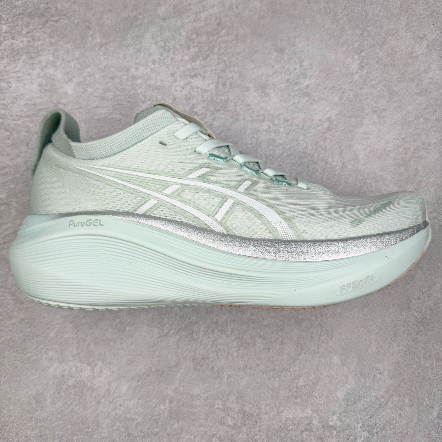 Asics GEL-Nimbus 27 亚瑟士缓震跑鞋 近年复古风潮的势头很旺 ASICS一直坚信保持身体的健康与活力是打造健康快乐的生活方式的最佳途径 ASICS为复古鞋型注入新设计 为玩家的街头穿搭提供了更多可能 GEL-NIMBUSTM9运动鞋最初是为中立和仰卧跑步者设计的长距离训练器 采用原始材料和关键细节重新设计 其Y2K时代的工业外观也被大胆的对比和色块所抵消 尺码：36 36.5 37.5 38 38.5 39 40 40.5 41.5 42 42.5 43.5 44 44.5 45-选品中心