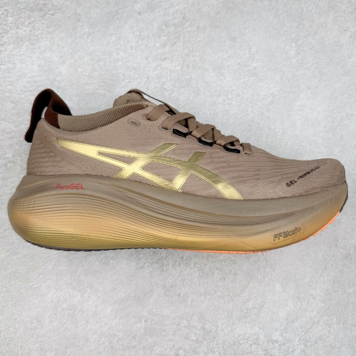 Asics GEL-Nimbus 27 亚瑟士缓震跑鞋 近年复古风潮的势头很旺 ASICS一直坚信保持身体的健康与活力是打造健康快乐的生活方式的最佳途径 ASICS为复古鞋型注入新设计 为玩家的街头穿搭提供了更多可能 GEL-NIMBUSTM9运动鞋最初是为中立和仰卧跑步者设计的长距离训练器 采用原始材料和关键细节重新设计 其Y2K时代的工业外观也被大胆的对比和色块所抵消 尺码：36 36.5 37.5 38 38.5 39 40 40.5 41.5 42 42.5 43.5 44 44.5 45-选品中心