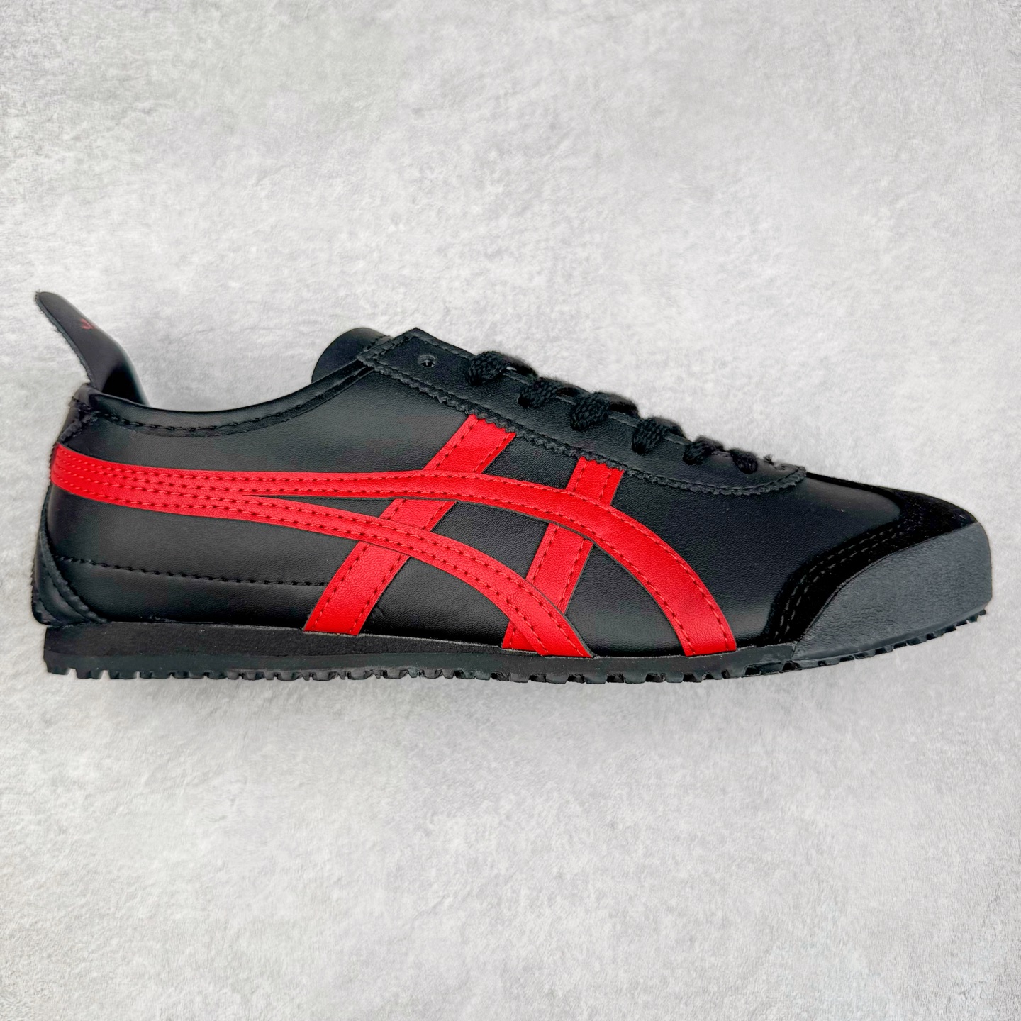 ＃C版 Asics Onitsuka Tiger MEXICO 66 亚瑟士鬼冢虎复古经典板鞋 市场王者选手 海外订单工厂出品 长期生产补货永不断码 超成熟稳定的做工品控 原装全套纸板楦头开发 原汁原味 完美呈现版型 私模正确鞋底咬花纹路 一比一鞋头弧度高度鞋身弧度 绝不口嗨 细节品控鞋型随意秒杀市面 原档咬花纹路私模大底 一个单元有六个三角形 总体形拼接呈现花瓣状 官方四联吊牌 原装Ortholite轻量化鞋垫 原盒原配 质保卡 说明书 钢印防尘纸 纸板中底带钢印 乳胶组合鞋垫 支持全方位的对比专柜 产品从款式颜色造型上体现出追求舒适和细节的完美 鞋类更是推崇手工制作的严谨与完美 融舒适性与可穿性的设计风格 注重细节的完美和别致魅力 既保持稳重 又不失轻松的时尚感 尺码：36 37 37.5 38 39 39.5 40 40.5 41.5 42 42.5 43.5 44 45-选品中心