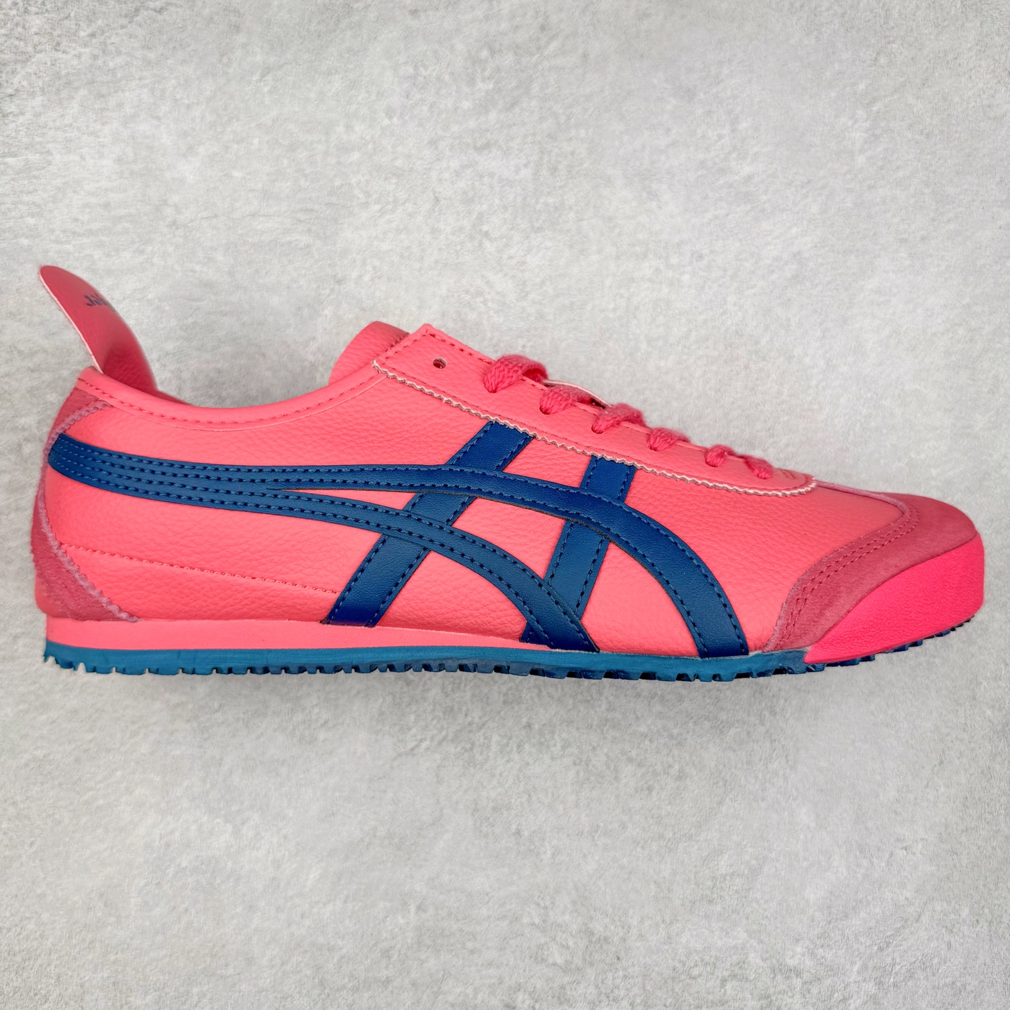 ＃C版 Asics Onitsuka Tiger MEXICO 66 亚瑟士鬼冢虎复古经典板鞋 市场王者选手 海外订单工厂出品 长期生产补货永不断码 超成熟稳定的做工品控 原装全套纸板楦头开发 原汁原味 完美呈现版型 私模正确鞋底咬花纹路 一比一鞋头弧度高度鞋身弧度 绝不口嗨 细节品控鞋型随意秒杀市面 原档咬花纹路私模大底 一个单元有六个三角形 总体形拼接呈现花瓣状 官方四联吊牌 原装Ortholite轻量化鞋垫 原盒原配 质保卡 说明书 钢印防尘纸 纸板中底带钢印 乳胶组合鞋垫 支持全方位的对比专柜 产品从款式颜色造型上体现出追求舒适和细节的完美 鞋类更是推崇手工制作的严谨与完美 融舒适性与可穿性的设计风格 注重细节的完美和别致魅力 既保持稳重 又不失轻松的时尚感 尺码：36 37 37.5 38 39 39.5 40 40.5 41.5 42 42.5 43.5 44 45-选品中心