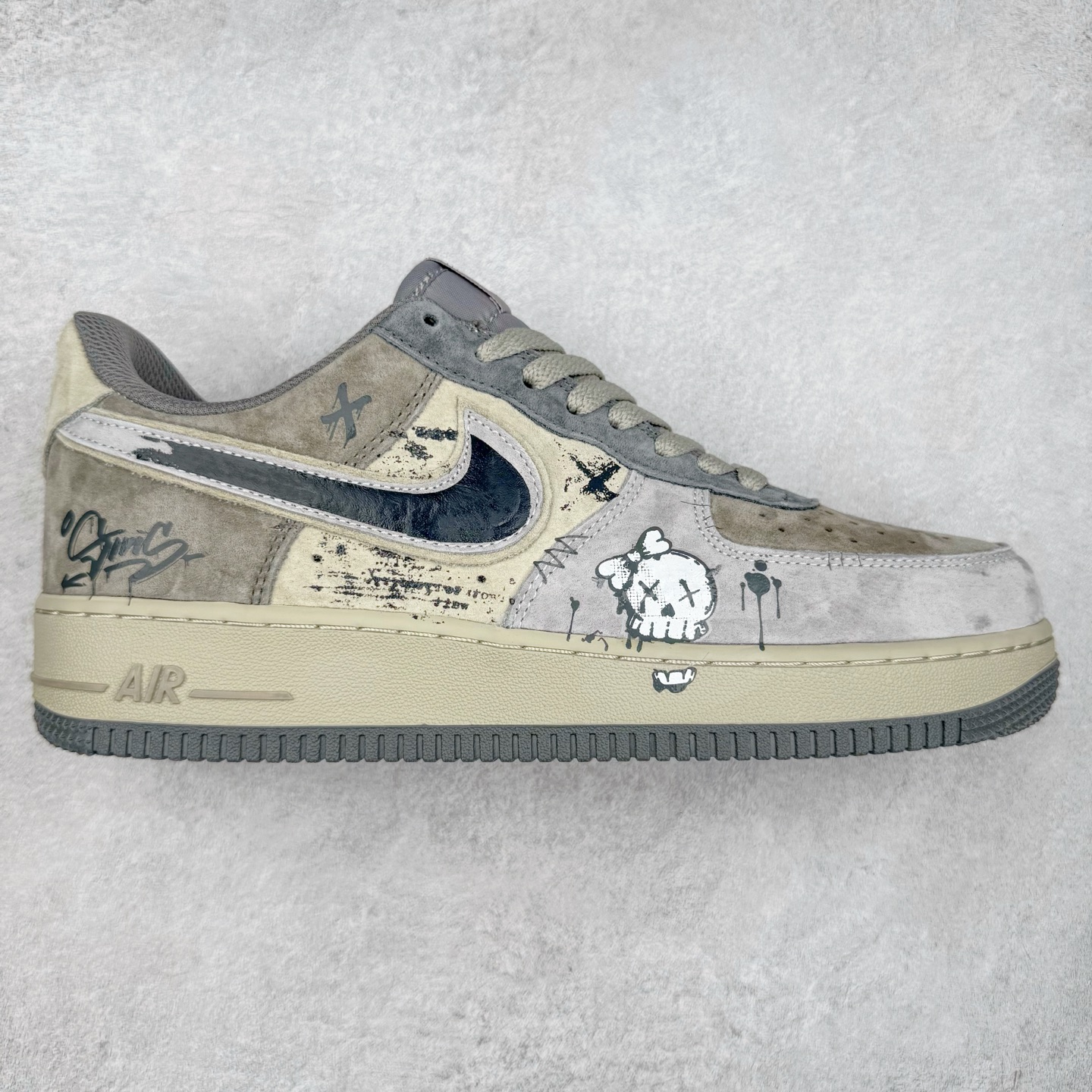NK Air Force 1´07 Low 空军一号低帮百搭休闲运动板鞋 YD2425-660 柔软、弹性十足的缓震性能和出色的中底设计 横跨复古与现代的外型结合 造就出风靡全球 三十多年的Force 1 直到今天还深受青睐 实拍调校N版已经零色差零失真 百分百还原实物色彩所见即所得 不存在货不对板色差等低级问题 选购参考实物拍摄 不混卖不参货 只用心做好货严格选品 承诺混一赔十 尺码：36 36.5 37.5 38 38.5 39 40 40.5 41 42 42.5 43 44 44.5 45-选品中心