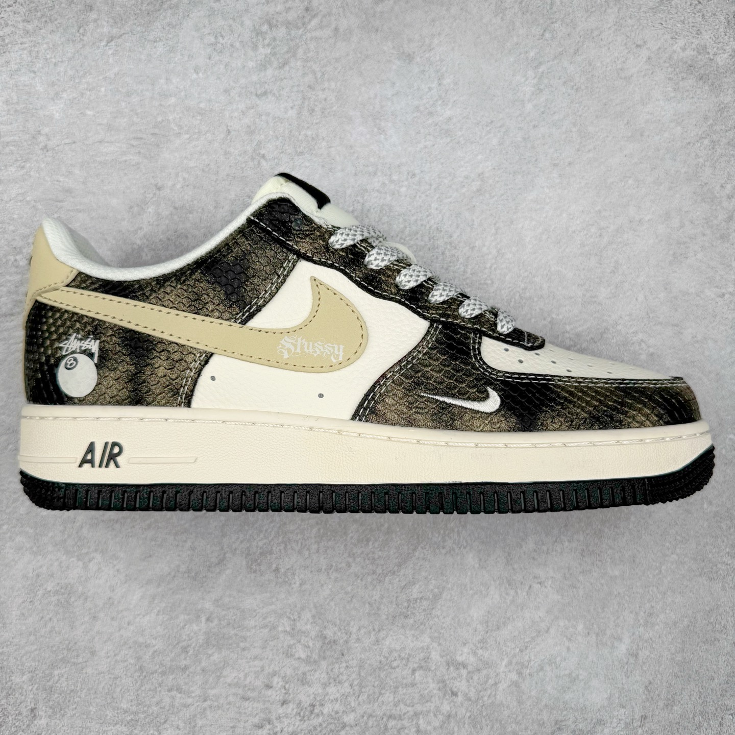 NK Air Force 1´07 Low 空军一号低帮百搭休闲运动板鞋 XS1958-556 柔软、弹性十足的缓震性能和出色的中底设计 横跨复古与现代的外型结合 造就出风靡全球 三十多年的Force 1 直到今天还深受青睐 实拍调校N版已经零色差零失真 百分百还原实物色彩所见即所得 不存在货不对板色差等低级问题 选购参考实物拍摄 不混卖不参货 只用心做好货严格选品 承诺混一赔十 尺码：36 36.5 37.5 38 38.5 39 40 40.5 41 42 42.5 43 44 44.5 45-选品中心