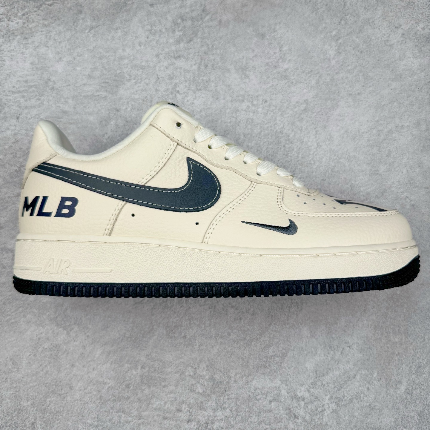 NK Air Force 1´07 Low 空军一号低帮百搭休闲运动板鞋 DF0188-051 柔软、弹性十足的缓震性能和出色的中底设计 横跨复古与现代的外型结合 造就出风靡全球 三十多年的Force 1 直到今天还深受青睐 实拍调校N版已经零色差零失真 百分百还原实物色彩所见即所得 不存在货不对板色差等低级问题 选购参考实物拍摄 不混卖不参货 只用心做好货严格选品 承诺混一赔十 尺码：36 36.5 37.5 38 38.5 39 40 40.5 41 42 42.5 43 44 44.5 45-选品中心