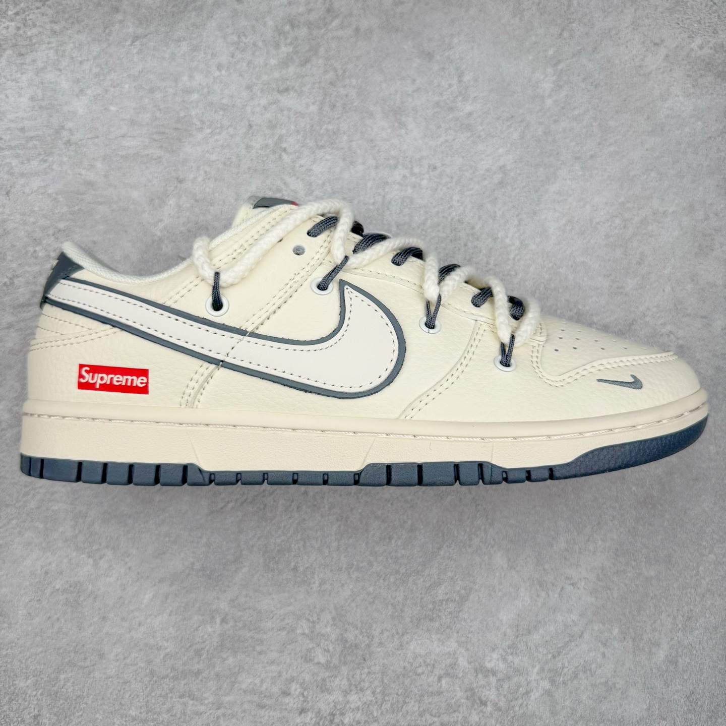 NK Dunk Low 定制配色 YX5066-258 大厂出品 极力推荐 原装头层材料 独家版型蒸餾加工帶來的是更好的视觉和脚感体验大厂纯原品质出货 清洁度 电绣工艺 皮料切割干净无任何毛边 细节完美 实拍调校N版已经零色差零失真 百分百还原实物色彩所见即所得 不存在货不对板色差等低级问题 选购参考实物拍摄 不混卖不参货 只用心做好货严格选品 承诺混一赔十 尺码：36 36.5 37.5 38 38.5 39 40 40.5 41 42 42.5 43 44 44.5 45-选品中心