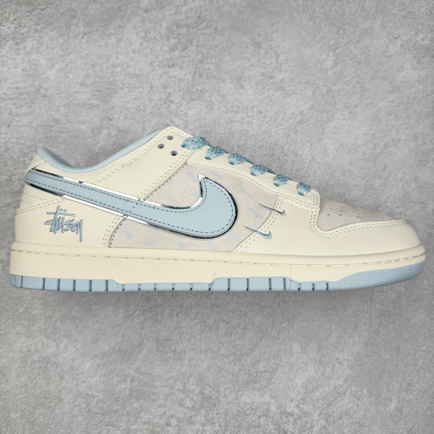 NK Dunk Low 定制配色 XX2026-101 大厂出品 极力推荐 原装头层材料 独家版型蒸餾加工帶來的是更好的视觉和脚感体验大厂纯原品质出货 清洁度 电绣工艺 皮料切割干净无任何毛边 细节完美 实拍调校N版已经零色差零失真 百分百还原实物色彩所见即所得 不存在货不对板色差等低级问题 选购参考实物拍摄 不混卖不参货 只用心做好货严格选品 承诺混一赔十 尺码：36 36.5 37.5 38 38.5 39 40 40.5 41 42 42.5 43 44 44.5 45-选品中心