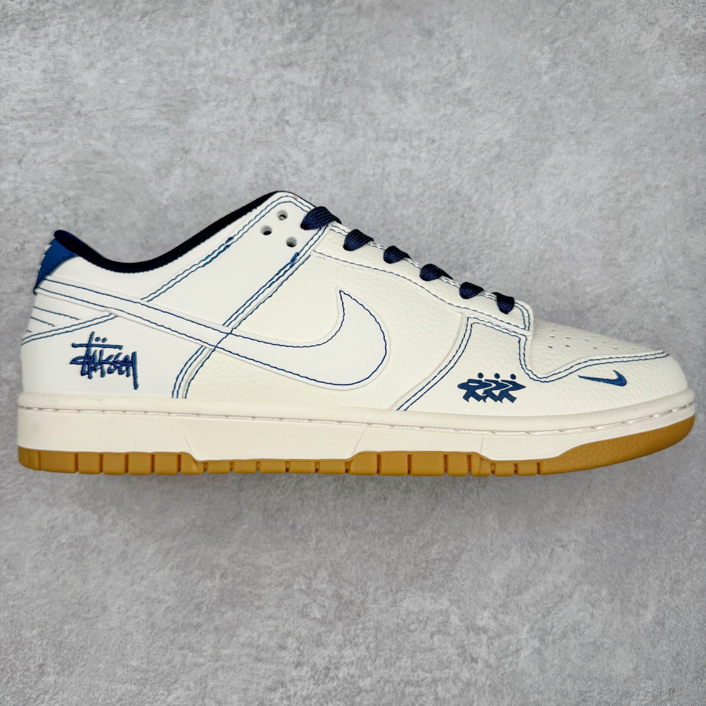 NK Dunk Low 定制配色 JJ2508-559 大厂出品 极力推荐 原装头层材料 独家版型蒸餾加工帶來的是更好的视觉和脚感体验大厂纯原品质出货 清洁度 电绣工艺 皮料切割干净无任何毛边 细节完美 实拍调校N版已经零色差零失真 百分百还原实物色彩所见即所得 不存在货不对板色差等低级问题 选购参考实物拍摄 不混卖不参货 只用心做好货严格选品 承诺混一赔十 尺码：36 36.5 37.5 38 38.5 39 40 40.5 41 42 42.5 43 44 44.5 45-选品中心