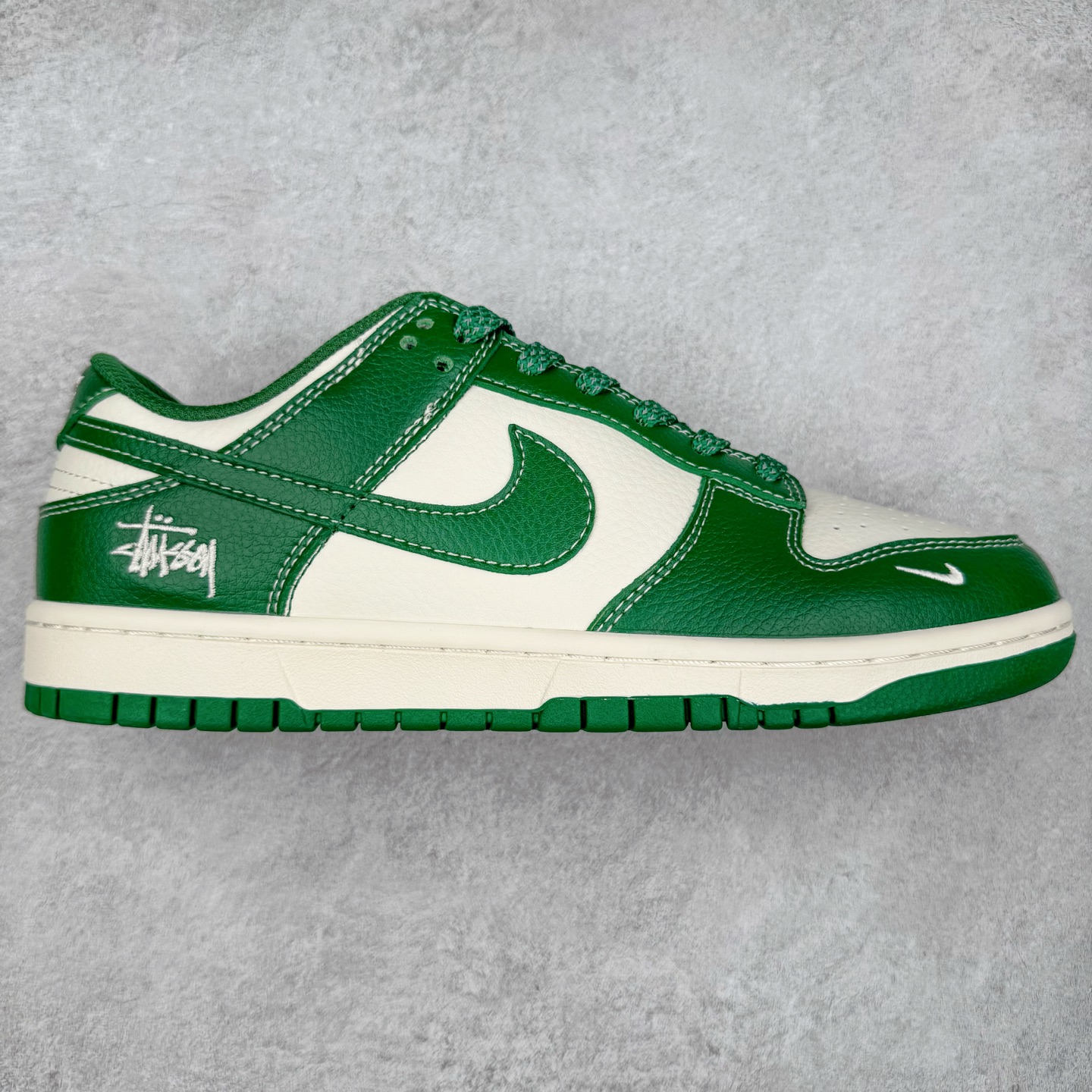 NK Dunk Low 定制配色 BB9898-005 大厂出品 极力推荐 原装头层材料 独家版型蒸餾加工帶來的是更好的视觉和脚感体验大厂纯原品质出货 清洁度 电绣工艺 皮料切割干净无任何毛边 细节完美 实拍调校N版已经零色差零失真 百分百还原实物色彩所见即所得 不存在货不对板色差等低级问题 选购参考实物拍摄 不混卖不参货 只用心做好货严格选品 承诺混一赔十 尺码：36 36.5 37.5 38 38.5 39 40 40.5 41 42 42.5 43 44 44.5 45-选品中心