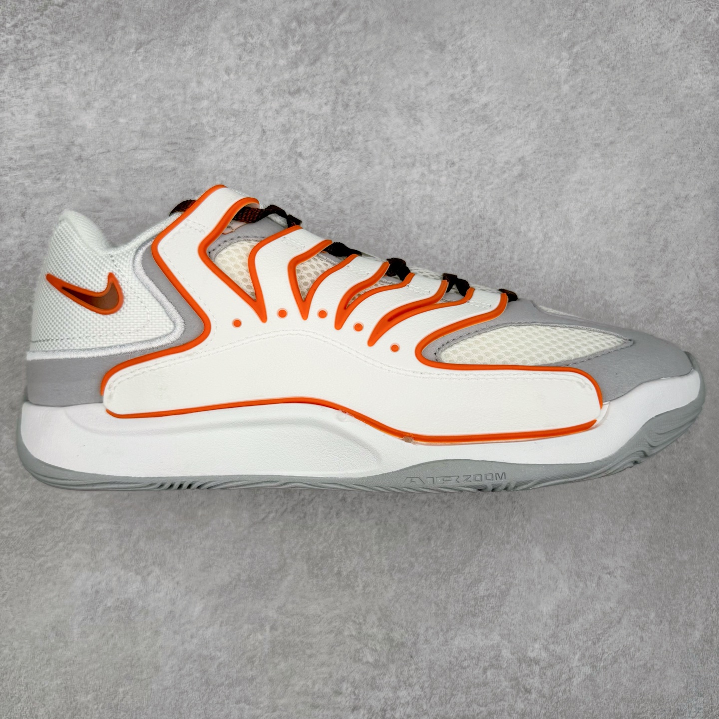 NK KD18 EP 杜兰特十八代签名实战篮球鞋 KD 18 的设计是致敬1997年诞生的 Air Terra Humara 鞋面标志性的设计。整体的设计语言和上一代基本类似，毕竟耐克在面对老将战靴的迭代更新方面，似乎也不会太大刀阔斧去变。鞋面的帆布材料包裹鞋跟和鞋领，增强了球鞋的耐用性和质感，此外，球鞋的中足覆盖层由纹理 TPU 和橡胶混合而成。科技配置方面，KD 18包括了前掌 Zoom Air 气垫，Cushlon 泡沫提供轻便舒适感。尺码：40 40.5 41 42 42.5 43 44 44.5 45 46-选品中心