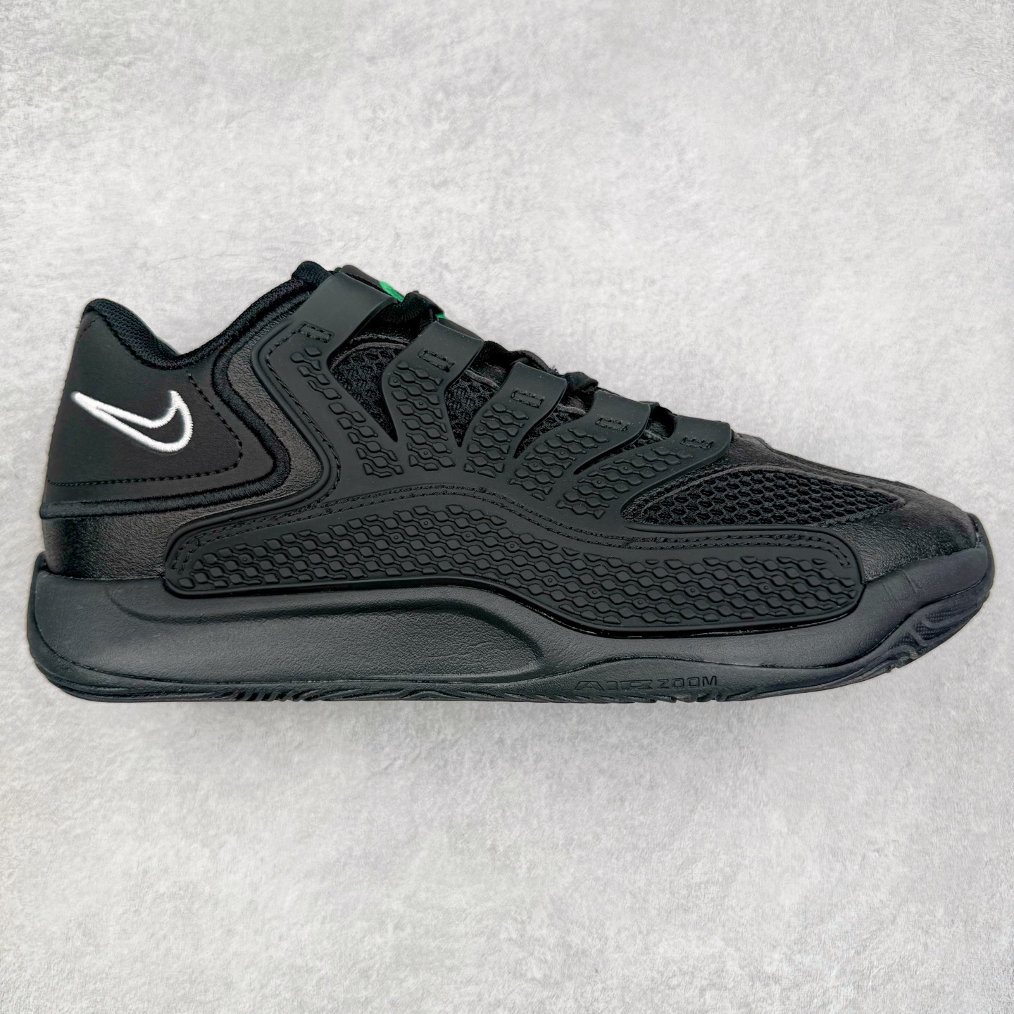 NK KD18 EP 杜兰特十八代签名实战篮球鞋 KD 18 的设计是致敬1997年诞生的 Air Terra Humara 鞋面标志性的设计。整体的设计语言和上一代基本类似，毕竟耐克在面对老将战靴的迭代更新方面，似乎也不会太大刀阔斧去变。鞋面的帆布材料包裹鞋跟和鞋领，增强了球鞋的耐用性和质感，此外，球鞋的中足覆盖层由纹理 TPU 和橡胶混合而成。科技配置方面，KD 18包括了前掌 Zoom Air 气垫，Cushlon 泡沫提供轻便舒适感。尺码：40 40.5 41 42 42.5 43 44 44.5 45 46-选品中心