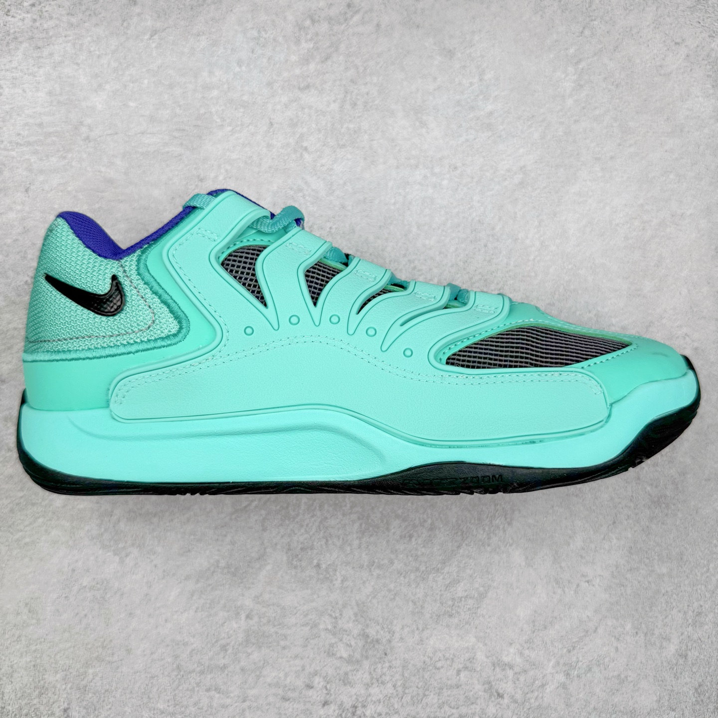 NK KD18 EP 杜兰特十八代签名实战篮球鞋 KD 18 的设计是致敬1997年诞生的 Air Terra Humara 鞋面标志性的设计。整体的设计语言和上一代基本类似，毕竟耐克在面对老将战靴的迭代更新方面，似乎也不会太大刀阔斧去变。鞋面的帆布材料包裹鞋跟和鞋领，增强了球鞋的耐用性和质感，此外，球鞋的中足覆盖层由纹理 TPU 和橡胶混合而成。科技配置方面，KD 18包括了前掌 Zoom Air 气垫，Cushlon 泡沫提供轻便舒适感。尺码：40 40.5 41 42 42.5 43 44 44.5 45 46-选品中心