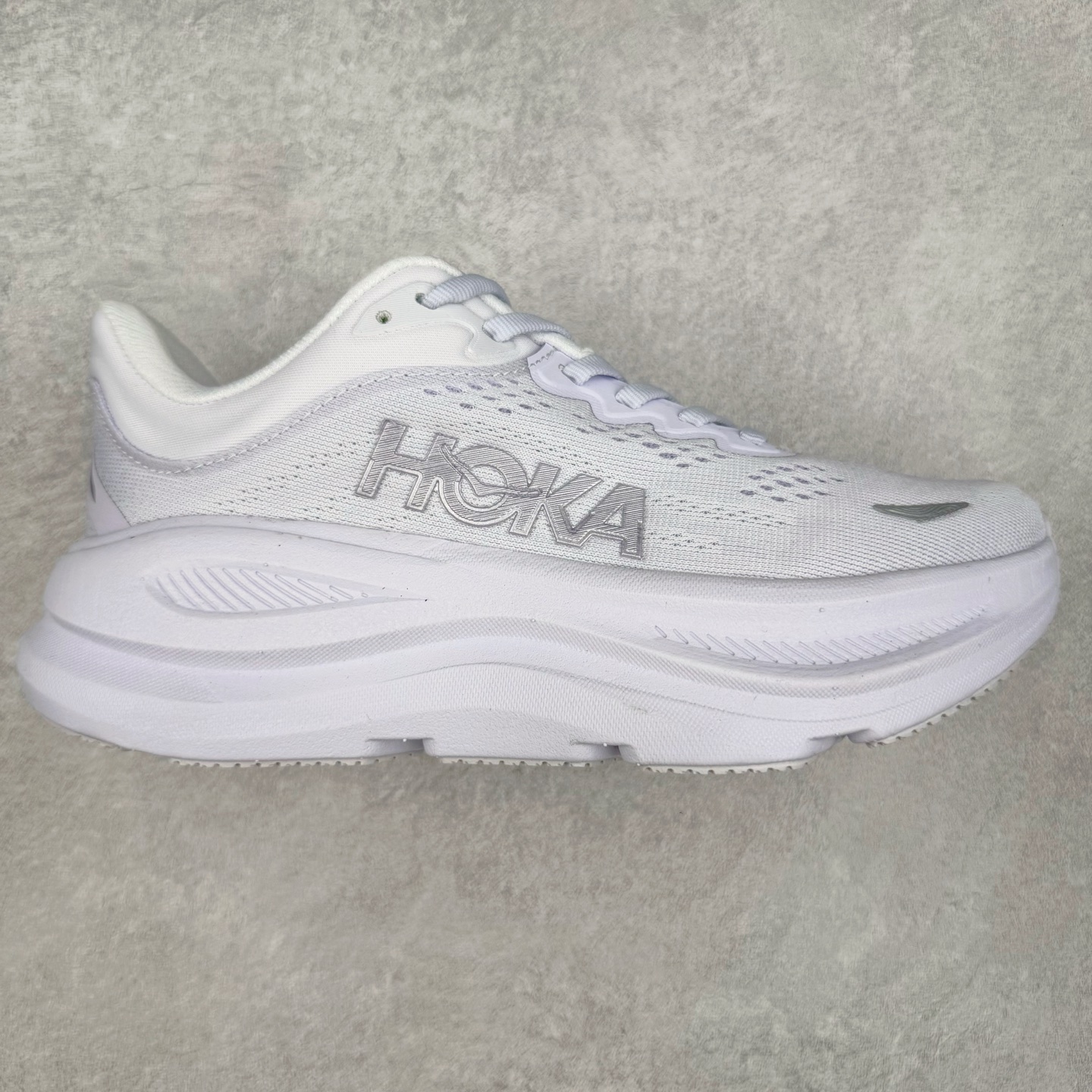 HOKA ONE ONE Bondi 9 WIDE 邦迪九代舒适防滑耐磨低帮休闲跑步鞋 HOKA ONE ONE是来自美国的跑步鞋知名品牌，创立于2009年，始终致力于为所有跑者提供更新、更好的跑步装备。相比常规跑鞋，HOKA ONE ONE特别研发使用性能独特的几何形跑鞋中底，此种鞋底更厚、更高、回弹性也更好，除了卓越的缓冲性能，它还能內各种阶段的跑者带来更具动感、更加稳定的跑步体验。HOKAONE ONE从设计之初就清楚意识到，要保证跑者步幅的均匀一致，双脚自然而然的运动至关重要。尺码：36 36.5 37.5 38 38.5 39 40 40.5 41 42 42.5 43 44 44.5 45-选品中心